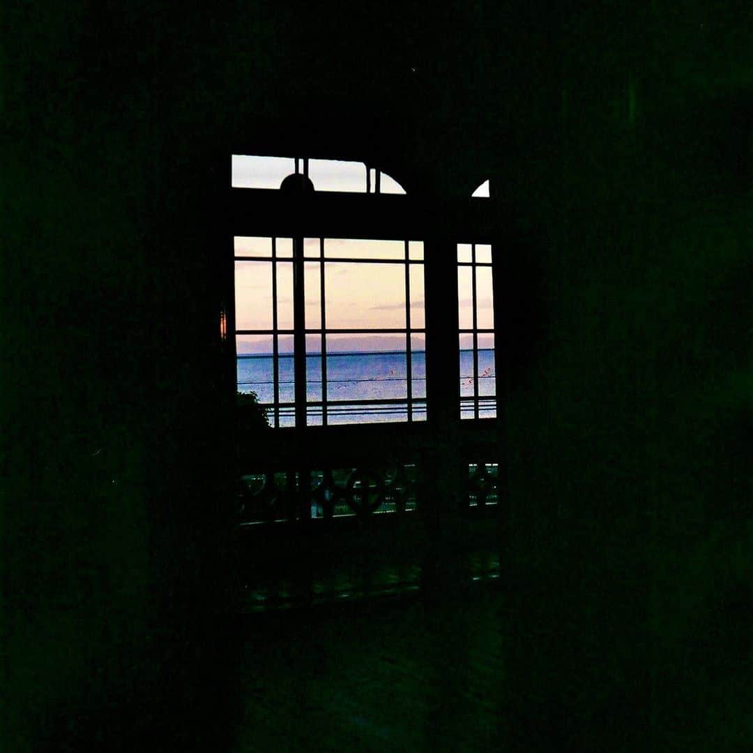 のインスタグラム：「#filmphotography  #window  #sunset」