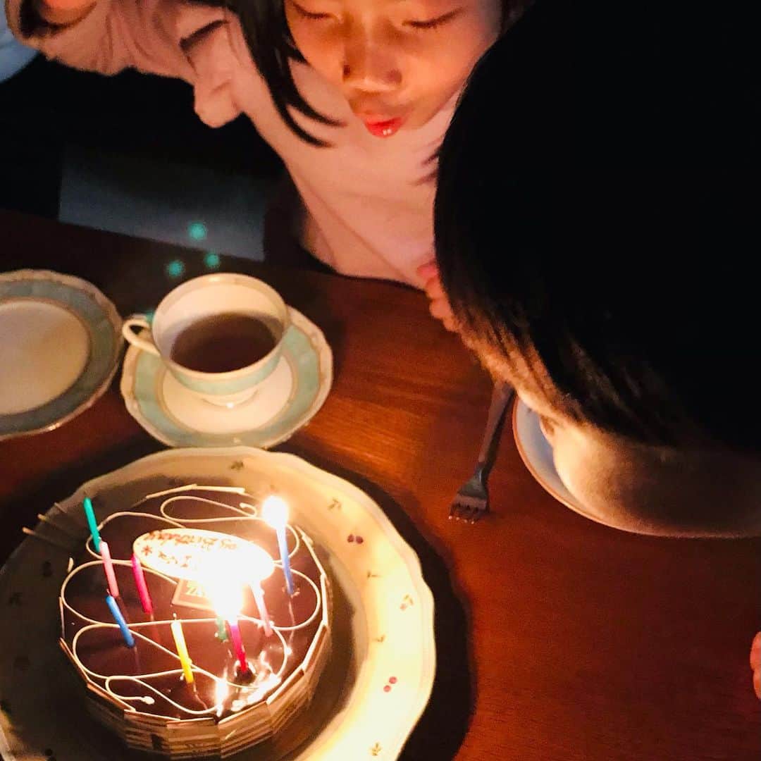 尾木直樹さんのインスタグラム写真 - (尾木直樹Instagram)「ふーっ！私のお誕生会ですよ！蝋燭増えたわね🕯うれしいな😃プレゼント🎁ジジババからも(^｡^)」11月29日 8時47分 - oginaoki_ogimama