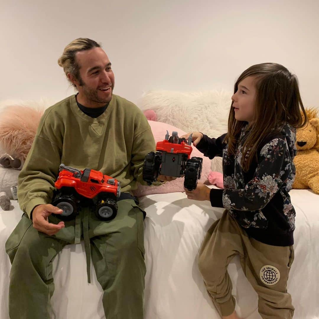 ピート・ウェンツさんのインスタグラム写真 - (ピート・ウェンツInstagram)「I’ve been selected by @spinmaster as a Hot Dad (🤣) to review one of this year’s raddest toys, The Animal! They tell me a Hot Dad is “a modern father figure with a fun and fearless approach to parenting”. Basically that means being a big kid and  getting in the mix. We had a blast playing with The Animal and now you can too. #Ad #SpinMaster #HotDads」11月29日 8時48分 - petewentz