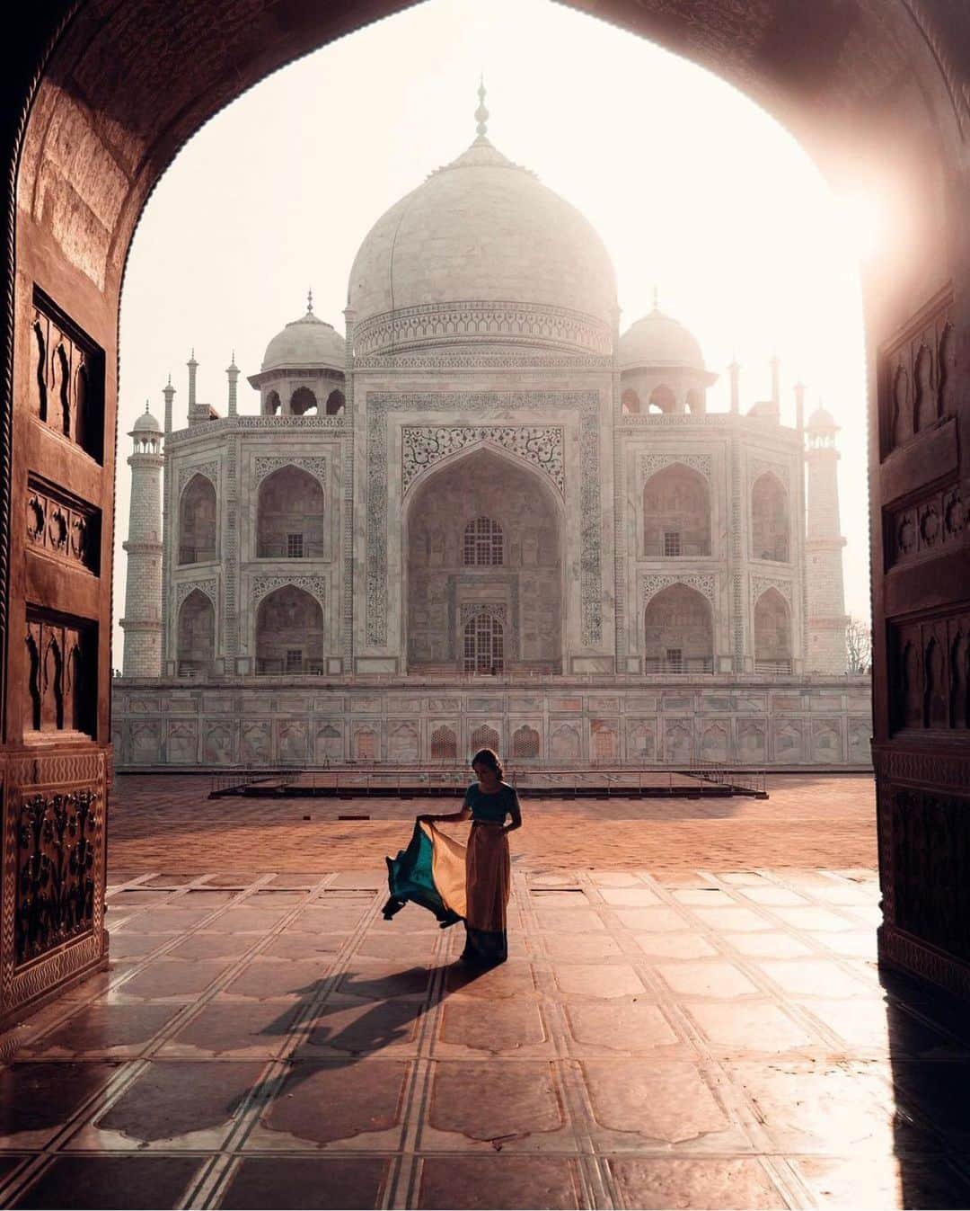 Lonely Planetのインスタグラム：「One of the most well known romantic pieces of architecture in the world. It's no wonder that the Taj Mahal is on almost everyone’s list.   📷 via @erikhedenfalk  📍 India  #lonelyplanet #india #tajmahal #indiaphotography」