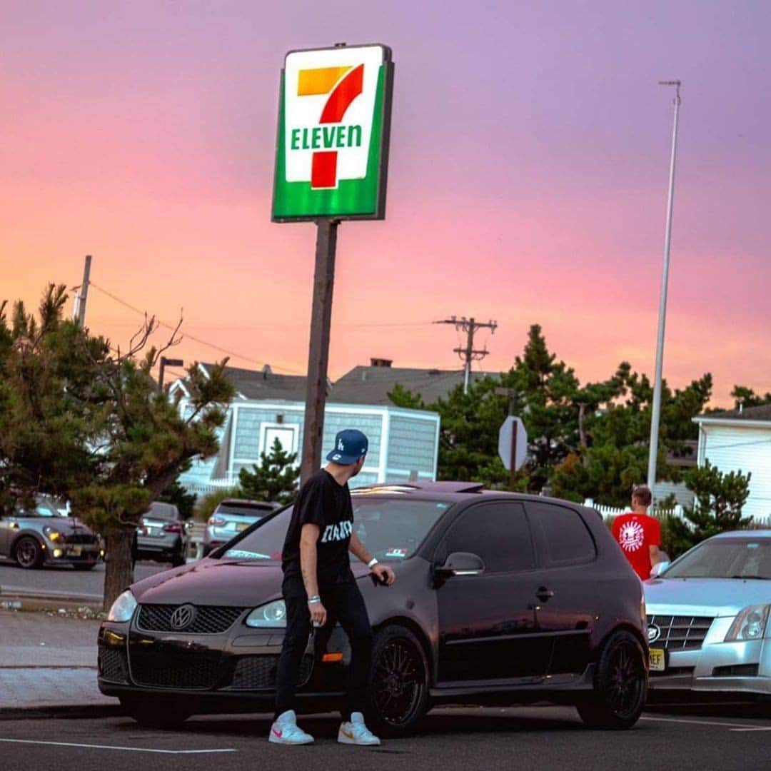 7-Eleven USAさんのインスタグラム写真 - (7-Eleven USAInstagram)「What whip you rolling up to sevs with? 📷: @gertler.phillip  🙎‍♂️: @gjw13  #OnlyAt7Eleven」11月29日 9時00分 - 7eleven