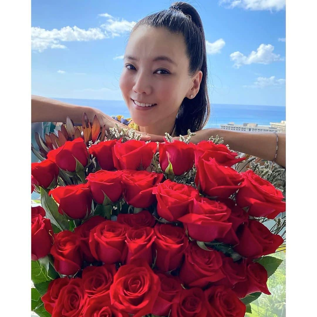 和央ようかさんのインスタグラム写真 - (和央ようかInstagram)「Rose parade 🥀🌹💕😊  薔薇のパレード🌹💕😊 この素敵な薔薇に合うように昨日、ブラックフライデーだし、花瓶を購入👍しかし…お会計の時にこれはセールでない事発覚😅😅😅30%オフの札の横にあったのに😅😅😅まんまとひっかかりました😅しかし、気にいってるからヨシ😜  #takakoworldstylin🌎 #lifestyle #hawaii #lifestyle #hawaii #roses🌹 #yokawao #和央ようか#お花のある暮らし」11月29日 9時09分 - yokawao0215