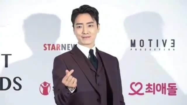 イ・ジュニョクのインスタグラム：「Lee Jun Hyuk red carpet at the Asia Artist Awards 2020 💜 #이준혁 #leejunhyuk #leejoonhyuk #asianartistsawards #asianartistsaward2020 #bestactingaward #AAA2020」