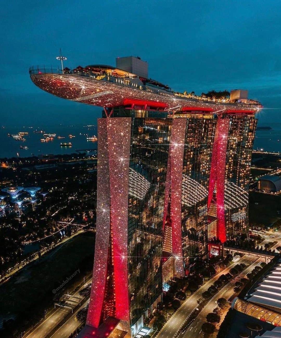 Style Fashion Luxuryのインスタグラム：「Marina Bay Sands 😍@luxurylifestylemagazine  Tag someone you would take here!   Check out the @luxurylifestylemagazine for more!   By: @bennytgh」