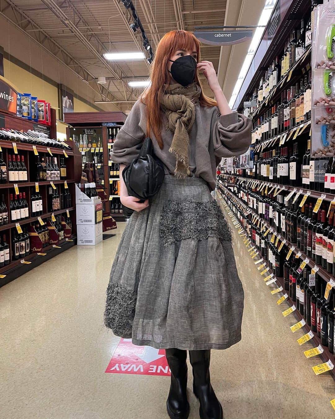 ジェーン・アルドリッジのインスタグラム：「Grocery store is the only place I get to wear my outfits so I gotta make them count 🤪 skirt is @ivan_grundahl and boots are @tamaramellon」
