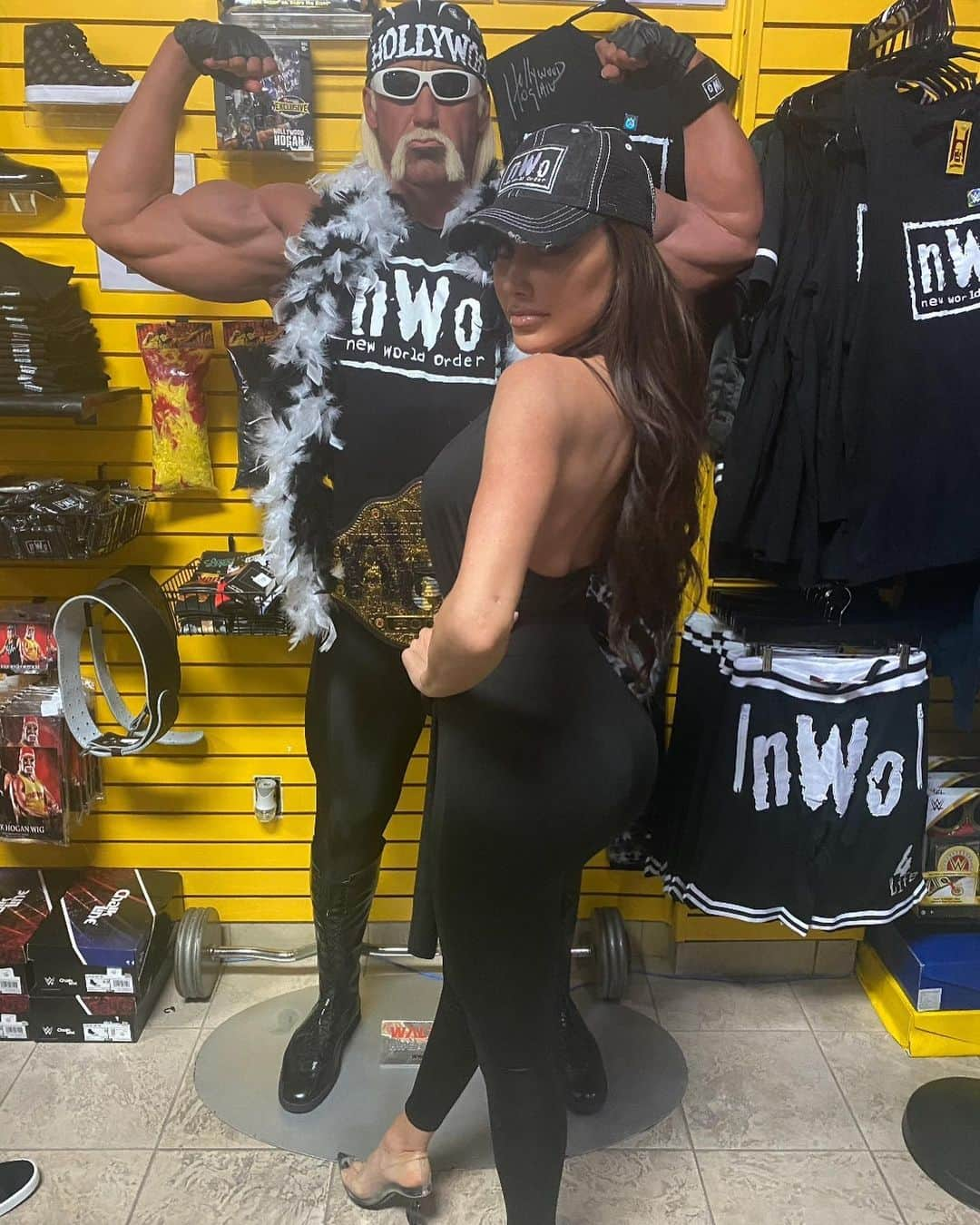 ホーリー・ソンダーズさんのインスタグラム写真 - (ホーリー・ソンダーズInstagram)「Little known fact...I am the biggest WWE fan ever. Loved stopping by the legend @hulkhogan store today in Clearwater @hogansbeachshop」11月29日 9時15分 - holly.sonders