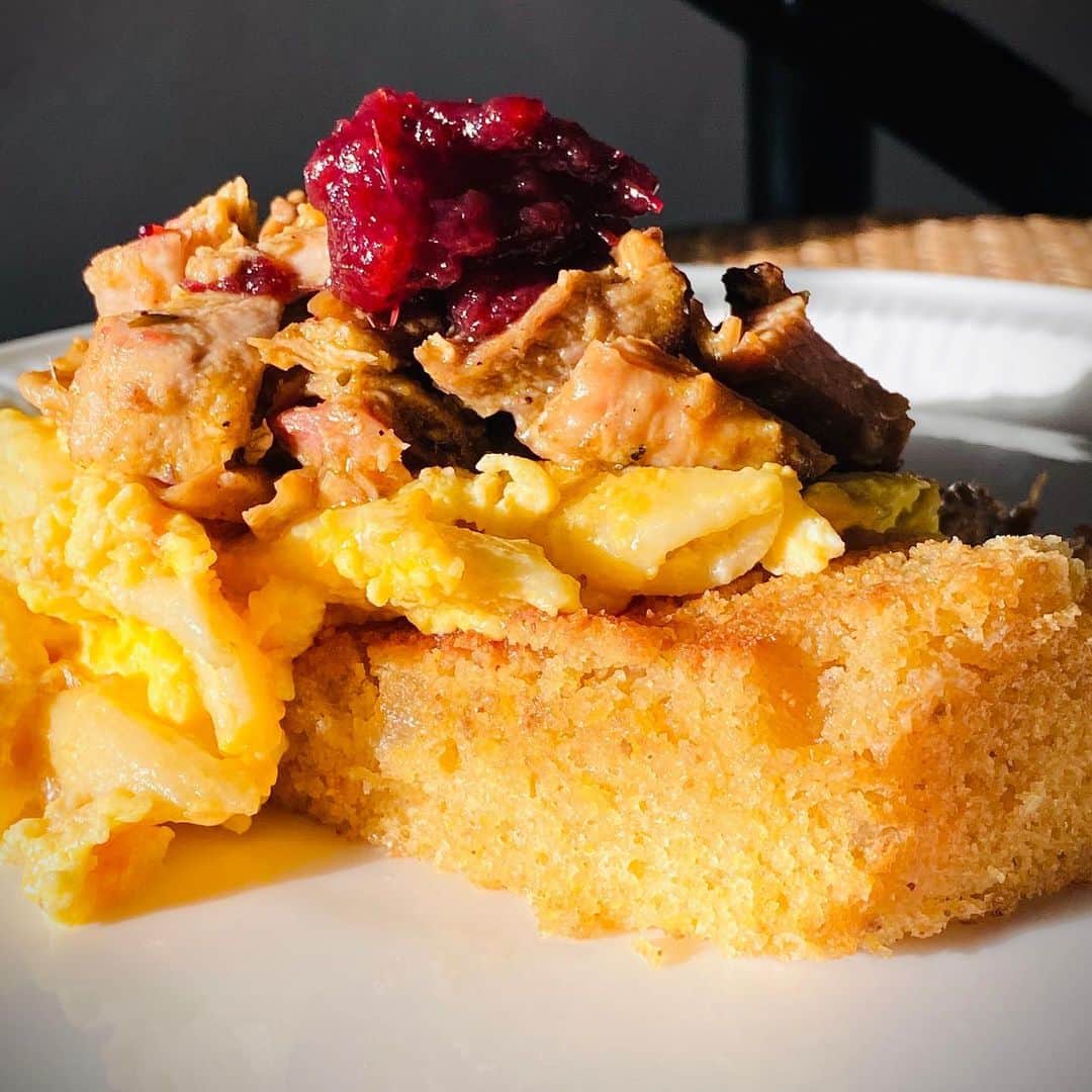 ケリスのインスタグラム：「Leftovers fashioned into brunch , a whole new world lol fried candied ginger cornbread , truffle Mac n cheese scrambled farm fresh eggs , chipotle molasses chopped turkey and gravy topped with non other then cranberry mandarin jam . Bountyandfull.com it's a lifestyle」