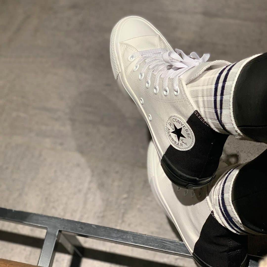 のインスタグラム：「. ⚫︎○⚫︎○ . ストーリーズでみた @mizuho_m_ のマネっこ♡  🧦にパンツ裾in  そして靴ひもをゴムタイプにしたら 紐ほどかずに脱ぎ履きできてものすごくラク‼︎ .  @muji_global  @zara  @converse_jp」