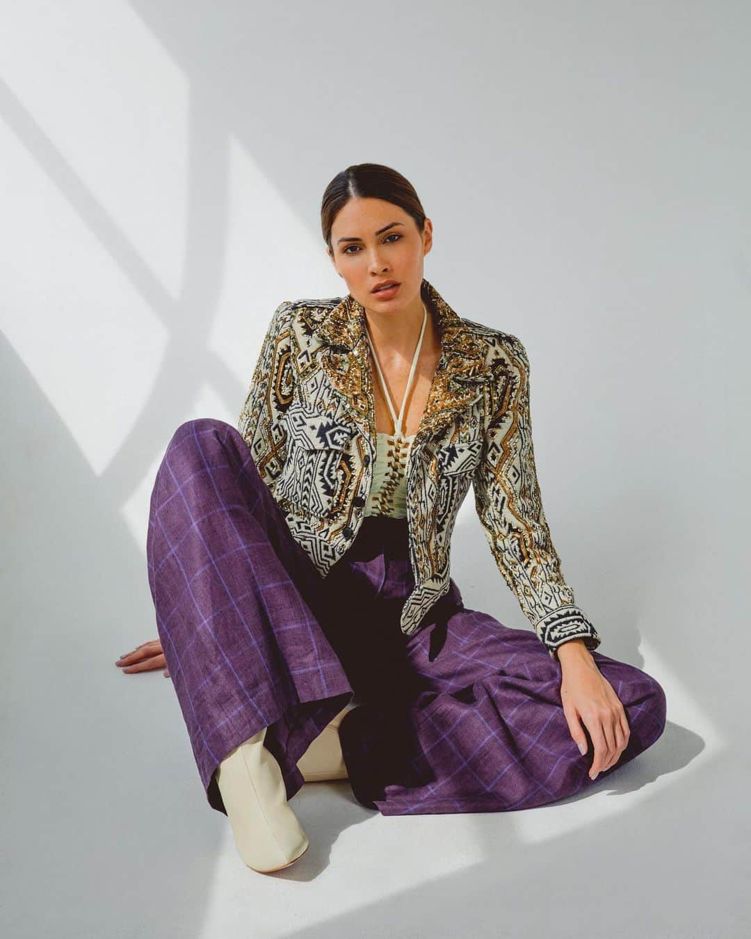 María Gabriela Isler Moralesのインスタグラム：「¿Les ha pasado que hacen algo que les gusta, pero no terminan de sentirse completos?, ¿esa sensación de que aún no encuentran la razón del por qué lo están haciendo? Estoy segura que saben lo que les digo. ⁣⁣⁣🤔  Como seres humanos tenemos muchas facetas… En mi caso, una de las que más disfruto es la de ser modelo pero reconozco que nunca ha sido mi prioridad como profesional, ni la de mi corazón 💜.⁣⁣⁣ ⁣ Cuando frecuentaba los castings como modelo en Miami o Nueva York, me daban un número, a veces tenía 70 o 400 personas por delante, gente que  buscaba conquistar la misma oportunidad que yo. No tenía ningún tipo de ventaja o concesión por ser Miss Universo: tenía que respetar los canales regulares de convocatorias… Mientras esperaba, siempre observaba todo, leía, conversaba con otras chicas, o simplemente, esperaba y esperaba mi turno. Muchas veces me hacían pasar y en menos de un minuto me decían: “Gracias por venir”.⁣⁣⁣ ⁣ Sentía mucha frustración al ver cómo mi tiempo se diluía en esperas y aprobaciones, algo que al final del día no estaba contribuyendo a mi vocación, o con mi propósito de vida; era algo solo ayudaba a pagar la renta y las cuentas... Porque sí, no crean que luego de entregar corona, todo es fácil, pues no; por el contrario, te enfrentas a una industria de la moda que muchas veces te minimiza, humilla o descalifica.⁣⁣⁣ ⁣ Por muchas razones he dejado a un lado esta versión de mí, que sí me hace feliz, pero es que también existen otras pasiones que llenan aún más mi alma y me permiten encontrarle un propósito y mayor sentido a mi vida. Una de ellas es escribir, y compartir a través de mis líneas esas cosas que han llegado a mi vida para dejarme valiosas enseñanzas y grandes lecciones.⁣ ⁣ Es por eso que a pesar de que estos años han sido emocionalmente retadores para mí, me motivé a no desistir en lo que adoro y decidí cómo quiero recorrer el camino de mi vida.⁣ ⁣ En los próximos días estaré reactivando un espacio que me fascina, y eso me tiene muy ilusionada. Voy a intentar “quitarme el filtro” porque a veces la diplomacia gramatical cansa ja, ja, ja... Leerán a una Molly mucho más relajada 🤪」