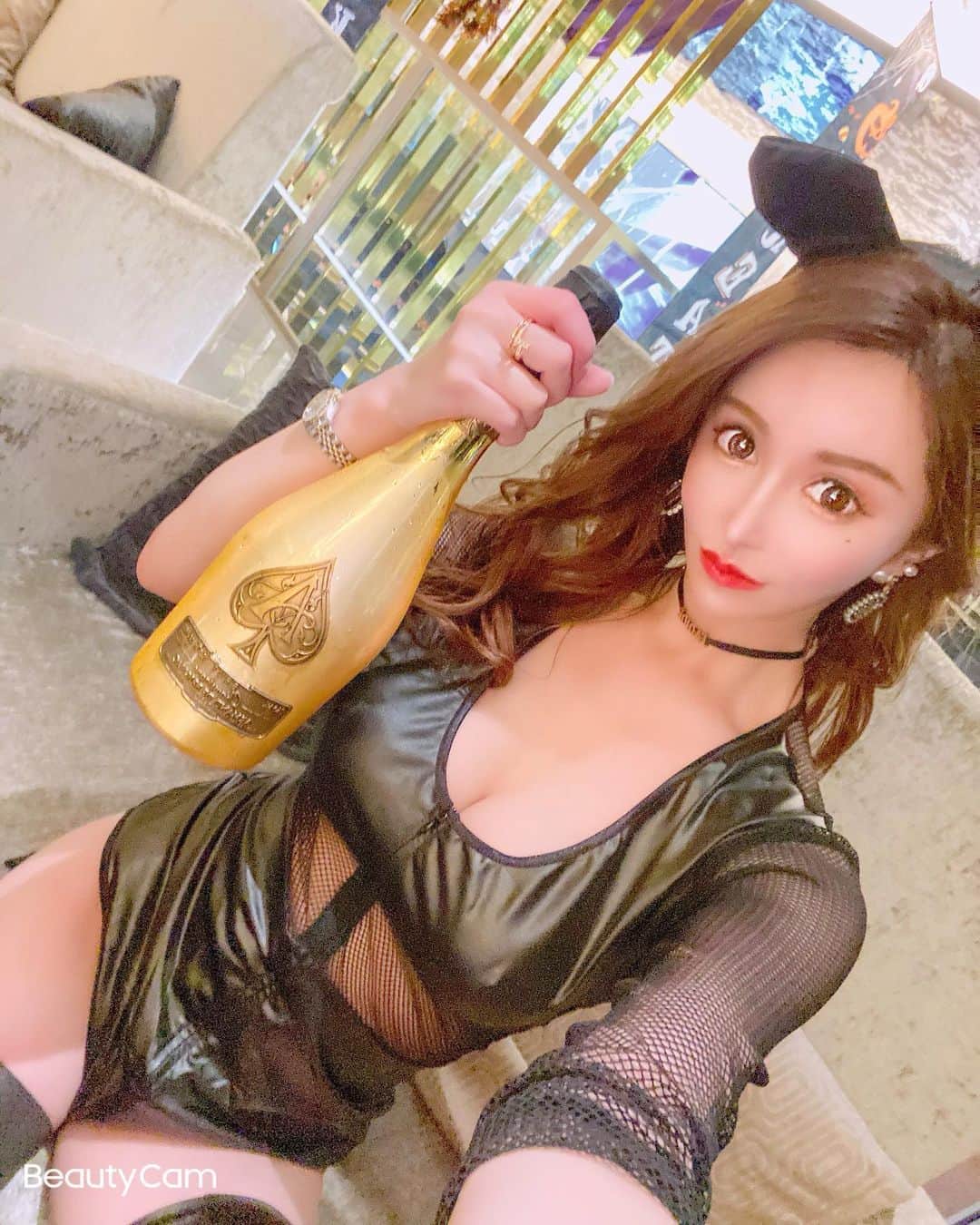 小倉ゆずのインスタグラム：「今年の ハロウィンイベント🎃👻  今年はセクシーキャット🐈 でした🧡  際どい衣装ww  #北新地 #北新地キャバクラ  #北新地クラブ #エースファクトリー #クラブエース  #六本木 #歌舞伎町 #銀座 #ミナミ #北新地ホステス  #ハロウィン #ハロウィンコスプレ  #夜遊び #雰囲気がエロい  #セクシー #えっちなお姉さん  #中洲 #すすきの #大阪出張  #名古屋 #際どい #アルマンド」