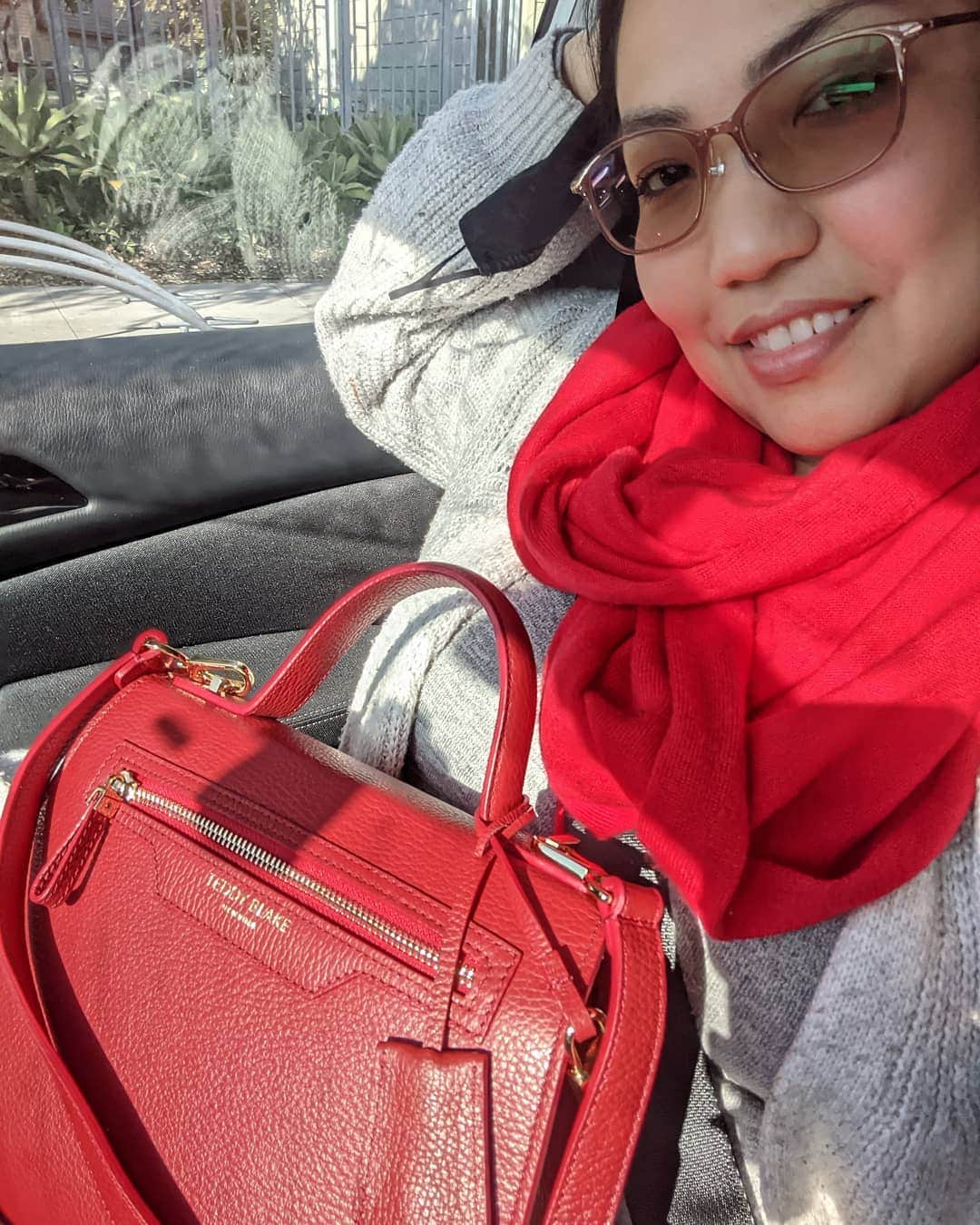 アマルのインスタグラム：「今日はじめての新しいバッグと出かける🥰嬉しい。出かけるって言っても甥っ子のお誕生日ちょっと顔出してお終い😅あー早くお出かけしたい💕食料品買いに行くとかじゃなくて、おでかけね❤️」