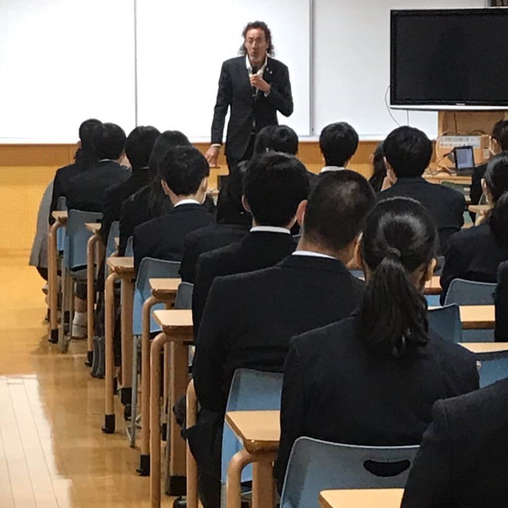 ラモス瑠偉さんのインスタグラム写真 - (ラモス瑠偉Instagram)「.中学生や高校生に、夢を持つことや夢を諦めずに努力してきたことを伝えています。 . 時代は変わっていくけど、大切なものは変わらない。 . #ラモス瑠偉　#ramos #ruyramos #カリオカ　#carioca #サッカー　#Futebol #soccer #Football #Futsal #Beachsoccer  #親孝行　#感謝の気持ち　#夢をあきらめない #ldh #ldhsports」11月29日 9時40分 - ruyramos10official