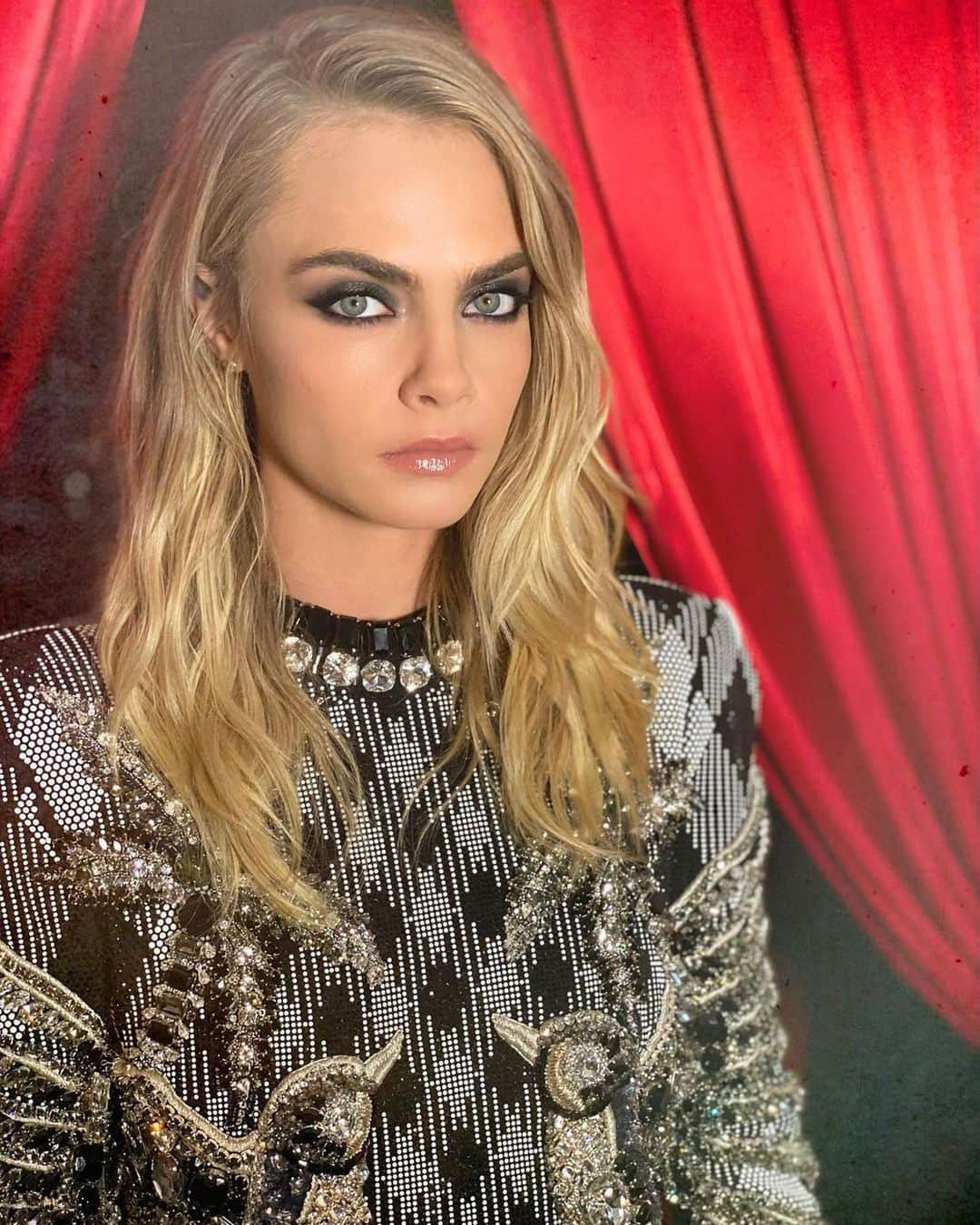 バルマンさんのインスタグラム写真 - (バルマンInstagram)「Supermodel and friend of the house @caradelevingne glams up in the #BALMAINRE21 collection. #BALMAINARMY」11月29日 9時41分 - balmain