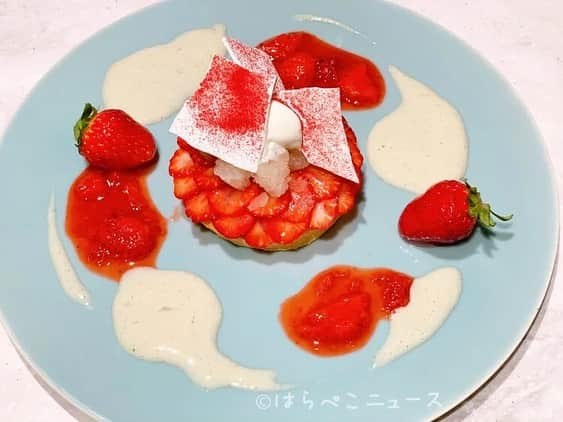 野山苺摘（グルメライター・グルメ探偵）のインスタグラム：「🍓いちごテロ🍓﻿ ﻿ 『ビューティーコネクション銀座フルーツサロン』﻿ ﻿ いちごとハーブのフルコース🍓🌿﻿ 12月2日〜﻿ ﻿ 1皿目　ショートケーキ ﻿ 2皿目　スープ﻿ 3皿目　パフェ﻿ ﻿ 砂糖やバターを極力使わずに、フルーツ本来の味をいかしています！﻿ ﻿ 詳しい実食レポートは↓﻿ https://harapeco.news/beauty-connection/﻿ （読者プレゼント開催中！4枚目の画像の「苺とエルダーフラワーのコンフィチュール」が当たります！）﻿ ﻿ 🍓🍓🍓🍓🍓🍓🍓🍓🍓🍓🍓🍓🍓🍓🍓﻿ ﻿ #いちご #苺 #イチゴ #いちごテロ ﻿ #飯テロ #食レポ #いちごスイーツ #いちご大好き﻿ #グルメライター  #いちごライター﻿ #strawberry #フルーツサロン #パフェ﻿ #スイーツ #ビューティーコネクション銀座﻿ #いちご集め #🍰 #🍓 #デザートコース﻿ #読者プレゼント #イチゴ探偵 #いちごパフェ﻿ #BeautyConnectionGinza #ショートケーキ ﻿ #いちごマニア #いちことハーブのフルコース﻿ #ビューティーコネクション銀座フルーツサロン﻿ #parfait #パフェ活 #銀座カフェ﻿ ﻿ 🍓🍓🍓🍓🍓🍓🍓🍓🍓🍓🍓🍓🍓🍓🍓」