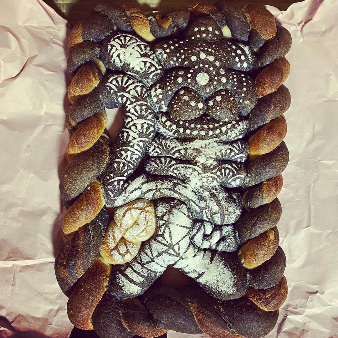 のインスタグラム：「『達人』の撮影中にいただいたパン🥖 これよく見ると【達人】て書いてあるんです❗️まさに、パンの達人です‼️  クラウドファンディング、あと20日となりました🙇‍♂️ご支援いただけたら幸いです。 https://motion-gallery.net/projects/film_tatsujin  #映画 #達人 #横尾初喜  #パン #鎌倉」