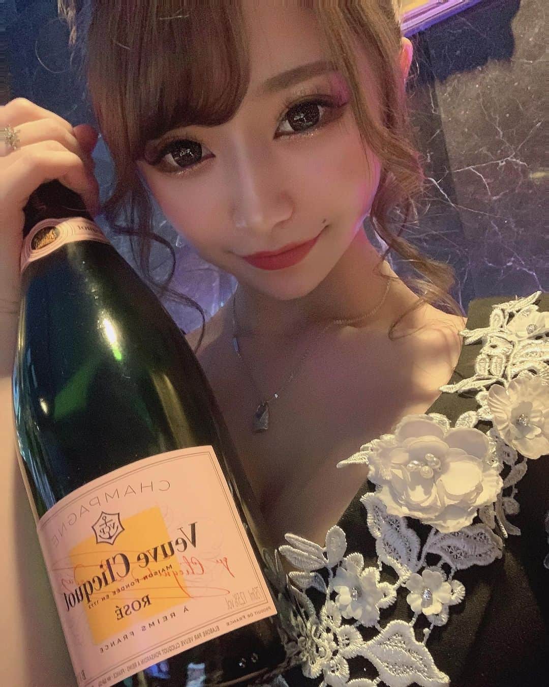 愛瀬ひびきのインスタグラム：「何歳なってもサプライズって嬉しい🥺💖  . . . . . #佐賀#愛敬#キャバクラ#飲み屋#クラブ#ラウンジ#キャバ嬢#キャバ嬢ヘアセット#キャバ嬢ヘアメイク#シャンパン#ヴーヴロゼ#サプライズ#ありがとうございました」