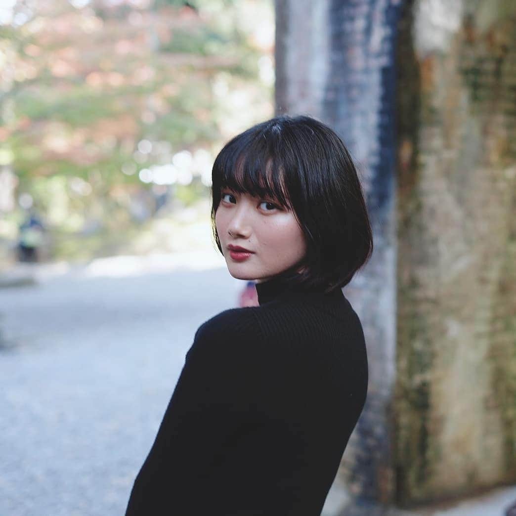 寺岡初音 のインスタグラム：「𝑷𝒐𝒓𝒕𝒓𝒂𝒊𝒕﻿ ﻿ ﻿ 美容師さん兼カメラマンさんやから﻿ 風でどんなに髪の毛がぐちゃぐちゃになっても﻿ 綺麗にさらさらつやつやにして﻿ 撮ってくれる😊﻿ ﻿ ﻿ 📸 @yuuki.moriii ﻿ ﻿ #ポートレート #京都﻿ #サロンモデル ﻿」