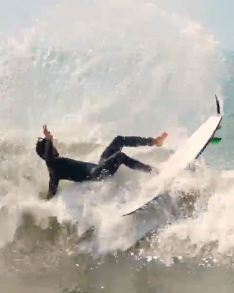 ガブリエル・メディーナのインスタグラム：「Se liguem na coleção exclusiva e limitada de pranchas da @Surflandbrasil que eu desenhei, assinei e testei! Iradas ne?! 🏄🏽 ⁣ Elas foram feitas para quem garantir uma fração imobiliária no melhor clube e resort do Brasil. Então, escolha a sua prancha favorita e bora pra água 🌊  #FamiliaSurflandbrasil」