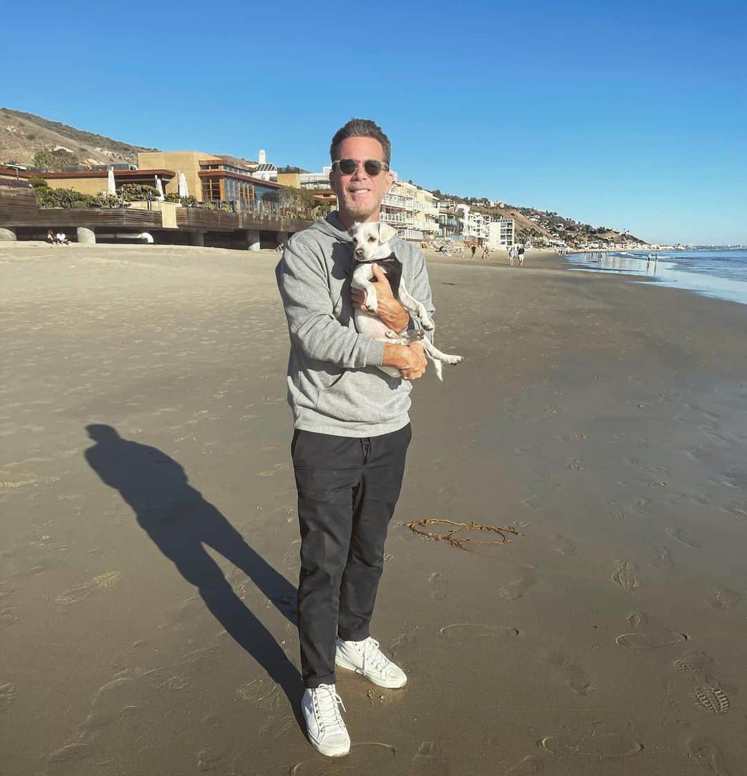 scottlippsのインスタグラム：「You can still enjoy some of the beauty in life, @milolipps 3rd beach outing with Chewy and @byrdiebell @seanleftcoast #malibu #puppylove」