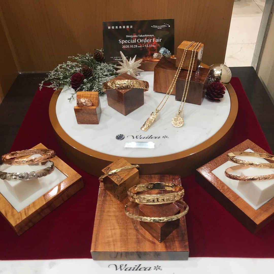 のインスタグラム：「街やお店のディスプレイもクリスマス🎄一色になってきました。 今年のクリスマスはどのように過ごされますか？  先日よりInstagramと店頭でご案内をさせていただいている 🌺2flower&scroll・3flower&scroll🌺のシリーズ😊 10㎜幅のゴールドペンダントは新宿髙島屋店限定の新作です✨ 10㎜.12㎜幅のリング、バングルは12月31日まで特別にシルバーでのオーダーも承っています‼️ 可憐なプルメリアが斜めに２つ（3つ）施され、繊細な彫りの波がゆったりと見えるのは広い幅のジュエリーならではの美しさです☺️  ぜひ新宿髙島屋店にご来店くださいませ。  Gold pendant ¥75,000 +tax〜 Silver ring ¥35,000 +tax〜 Gold ring ¥118,000 +tax〜 Silver bangle ¥62,000 +tax〜 Gold bangle ¥384,500 +tax〜  #wailea #ワイレア #ハワイ #ハワイアンジュエリー #hawaiianjewelry #新宿高島屋 #Shinjuku #shinjukutakashimaya #ワイレア新宿高島屋店 #限定#新作#リング #ペンダント #バングル #オーダーメイドジュエリー#クリスマス#Xmas#プレゼント#ご褒美#melekalikimaka」