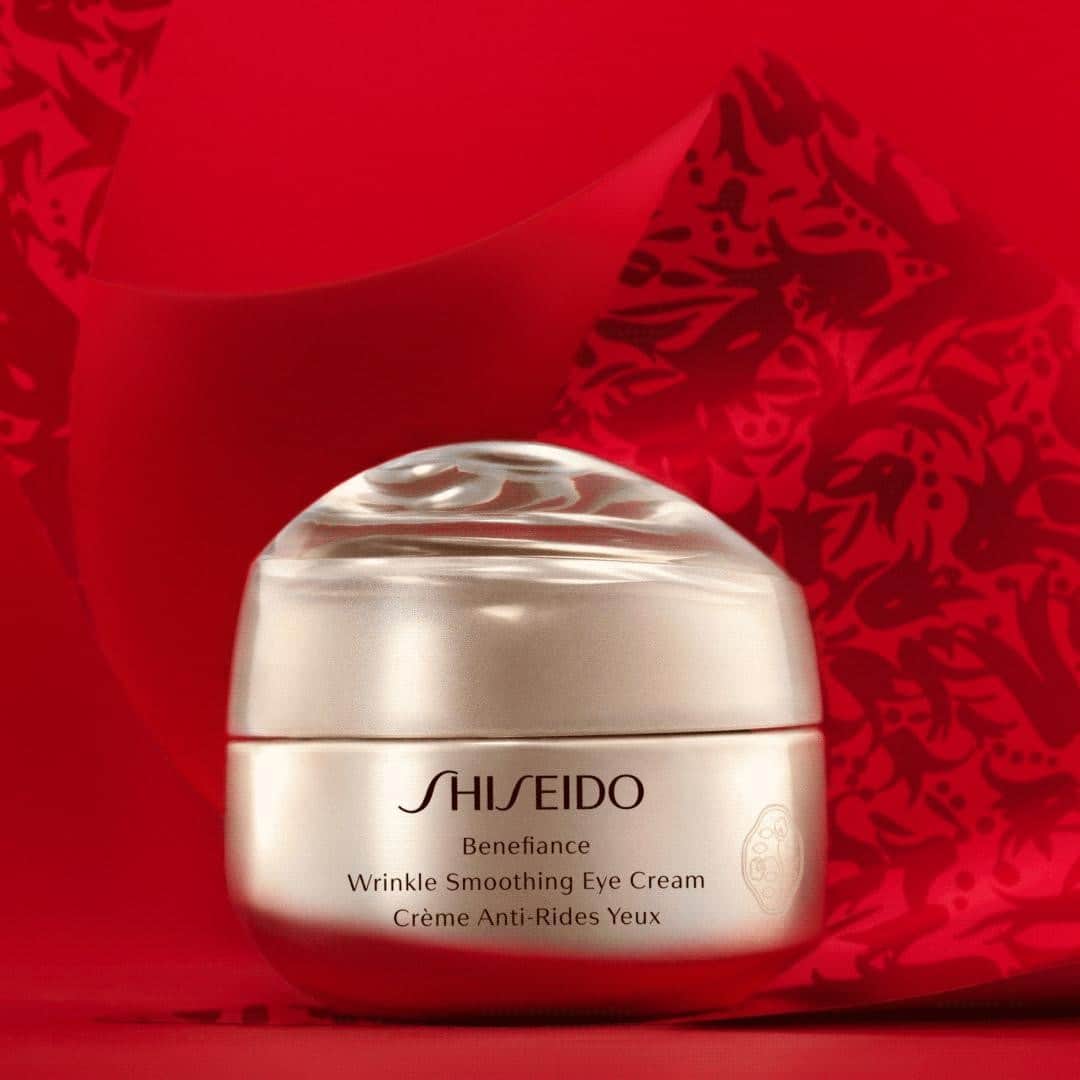 資生堂さんのインスタグラム写真 - (資生堂Instagram)「Like six gifts in one, Benefiance Wrinkle Smoothing Eye Cream targets six types of eye wrinkles to visibly smooth and refine delicate skin.⁣ Tap to shop @sephora.  ⁣ #ShiseidoHoliday #ShiseidoSkincare #Benefiance」11月29日 10時00分 - shiseido