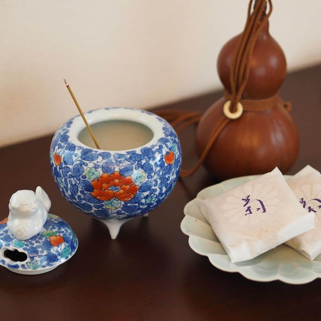 透水さらささんのインスタグラム写真 - (透水さらさInstagram)「頂いたお線香と絶品最中を﻿ お供えして﻿ ﻿ ﻿ 心穏やかに過ごせた朝﻿ ﻿ ﻿ 父の大切にしていた瓢箪と、私が一人暮らししていた時に京都から父がわざわざ持ってきてくれた香炉を眺めてお茶を飲みました  @artdevivre.365 さん ありがとうございます✨  #豊田愛山堂老舗  のお線香 #塩野さん　の菊最中 #美しい　とにかく #美しいー #お上品な甘さと高貴な香り #父も喜びます」11月29日 10時00分 - sarasarasarasa0623