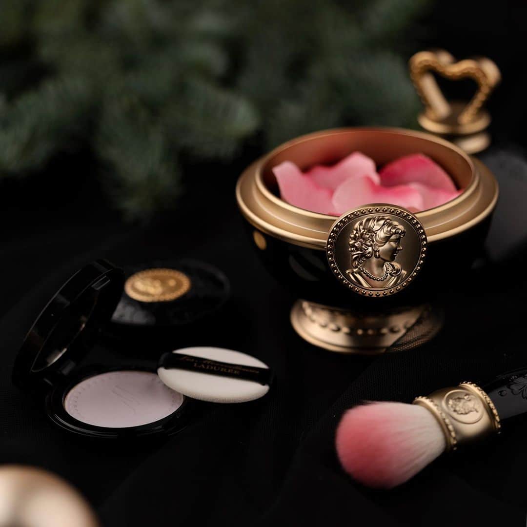Les Merveilleuses LADURÉEのインスタグラム：「2020 HOLIDAY COLLECTION⠀ 12月4日(金)発売⠀ ご予約承り中⠀ ⠀ パリジャン・シックな漆黒とゴールド。⠀ レ・メルヴェイユーズ ラデュレの「花びらチーク」から⠀ 2020ホリデーコレクションだけの限定品が登場。⠀ ドレッサーに飾りたくなるような上品な佇まいはメイク時間を至福の時へと演出します。⠀ ⠀ ＜数量限定発売＞⠀ ◆フェイス カラー ローズ ラデュレ リミテッド<チークカラー> 7,700円(税込)⠀ ◆リミテッド エディション ポット フォー フェイスカラー ローズ ラデュレ3,300円(税込)⠀ ◆リミテッド チーク ブラッシュ 6,600円(税込)⠀ ◆イルミネイティング プレスト パウダー 4,400円(税込)⠀ ⠀ オンラインショップでもお求めいただけます。⠀ 詳細は公式サイトをご覧ください。⠀ ⠀ #lesmerveilleusesladurée #laduree #lmladuree #ladureemakeup #レメルヴェイユーズラデュレ #メルヴェイユーズ #ラデュレ #ラデュレコスメ #チーク #cheek #クリスマス #クリスマスコフレ #ホリデーコレクション #holidaycollection #冬コスメ #花びらチーク　#限定品 #クリスマスコフレ2020 #クリスマスプレゼント #ギフト #自分へのご褒美 #ローズラデュレ #リミテッドエディションローズラデュレ #イルミネイティングパウダー #花弁チーク」