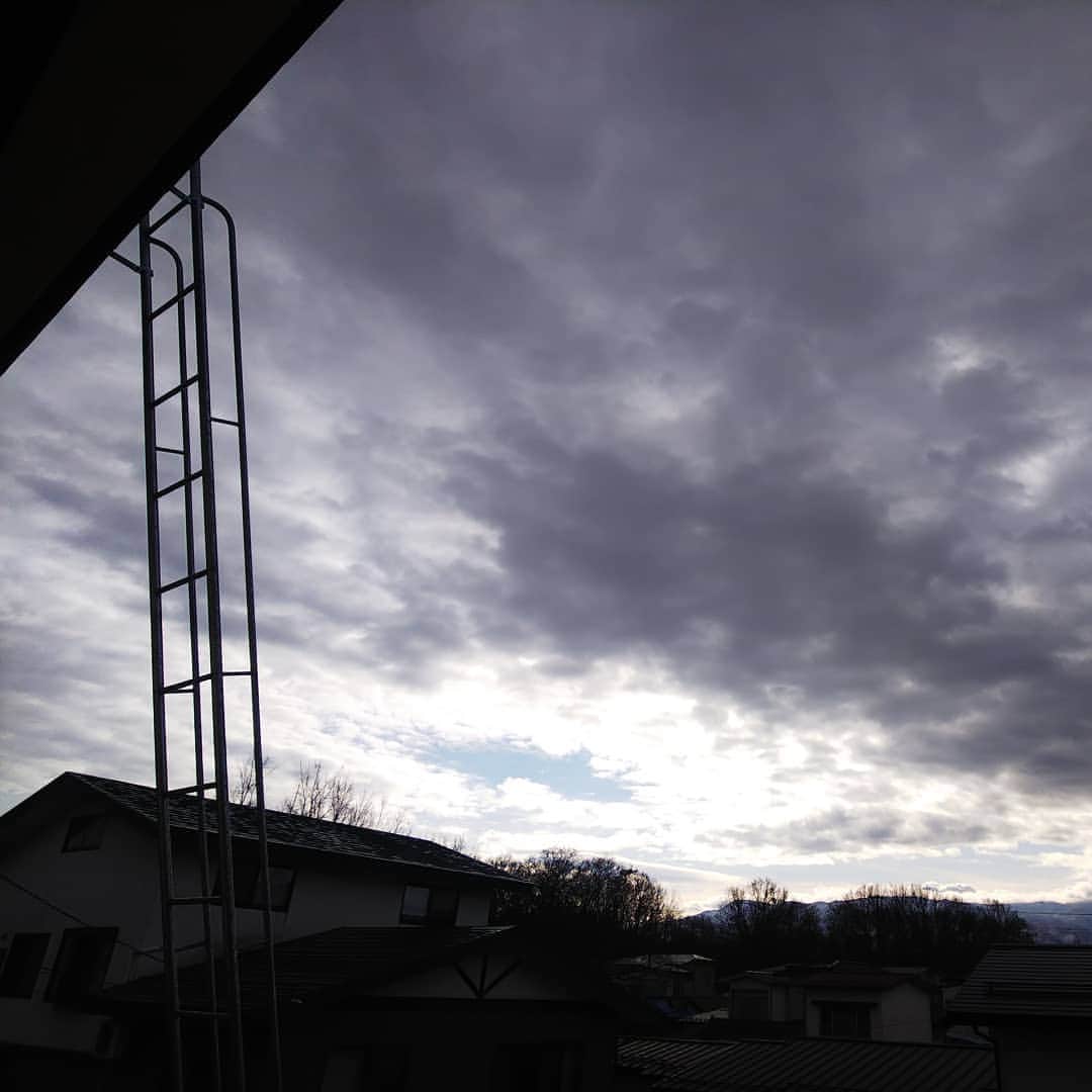 みながわゆみさんのインスタグラム写真 - (みながわゆみInstagram)「#おはようございます #今日も素敵な一日を #イマソラ #いまそら #曇り空 #くも #雲 #山 #吾妻山 #吾妻連峰」11月29日 10時00分 - nama.09.19