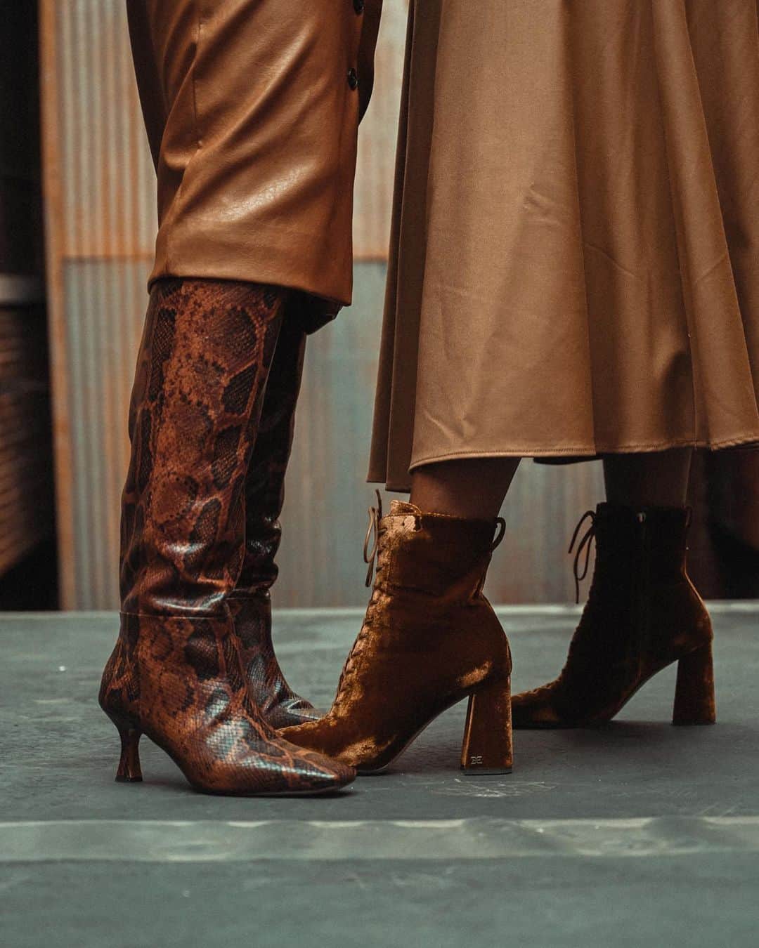 サムエデルマンのインスタグラム：「Step up your wardrobe with the season's best neutrals, now on sale. Tap to shop the LILLIA and the CARNEY  Styled by @theYusufs  #SamEdelman #LooksWeLove #SpiritOfSam」