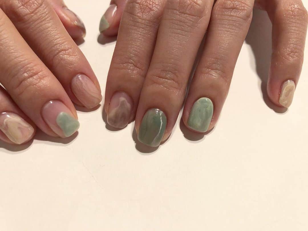 関根祥子のインスタグラム：「翡翠のような地層のような…🧚🏻🦷🐚  #mojonaio#nail」