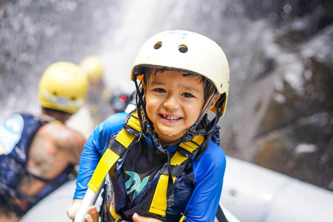 ジェシカ・イスカンダルさんのインスタグラム写真 - (ジェシカ・イスカンダルInstagram)「Pertama kali EL rafting di sungai ayung di Bali. Awalnya nangis sekitar 1KM, mau kembali ke port terus, kan susah mum puter balik di arus, mana tangga naiknya challanging, ngerti banged sih karena it was his first time. Terus bli Budi instructur kita entah bagaimana caranya menenangkan dan meyakinkan EL. Like a magic, turn out so positive and EL percaya diri di dalam boat! Berakhir 3jam mengarungi sungai yang indah dan EL enjoyed so much just like me! Definitely will go back! #bali #rafting」11月29日 10時06分 - inijedar