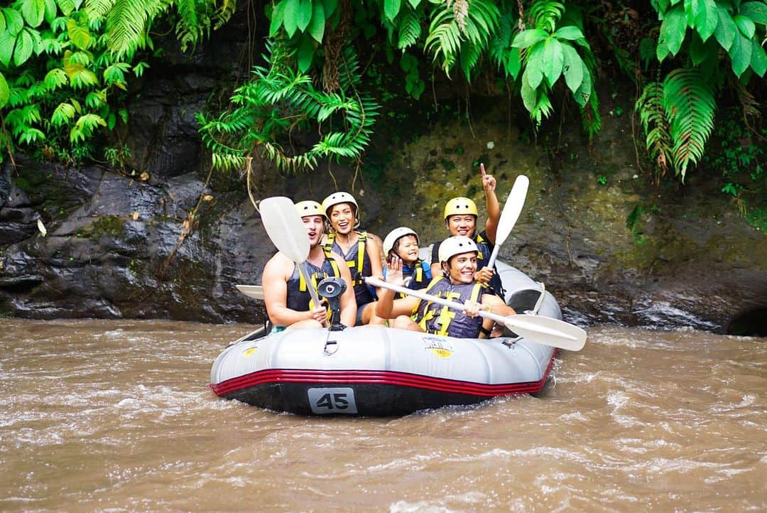 ジェシカ・イスカンダルさんのインスタグラム写真 - (ジェシカ・イスカンダルInstagram)「Pertama kali EL rafting di sungai ayung di Bali. Awalnya nangis sekitar 1KM, mau kembali ke port terus, kan susah mum puter balik di arus, mana tangga naiknya challanging, ngerti banged sih karena it was his first time. Terus bli Budi instructur kita entah bagaimana caranya menenangkan dan meyakinkan EL. Like a magic, turn out so positive and EL percaya diri di dalam boat! Berakhir 3jam mengarungi sungai yang indah dan EL enjoyed so much just like me! Definitely will go back! #bali #rafting」11月29日 10時06分 - inijedar