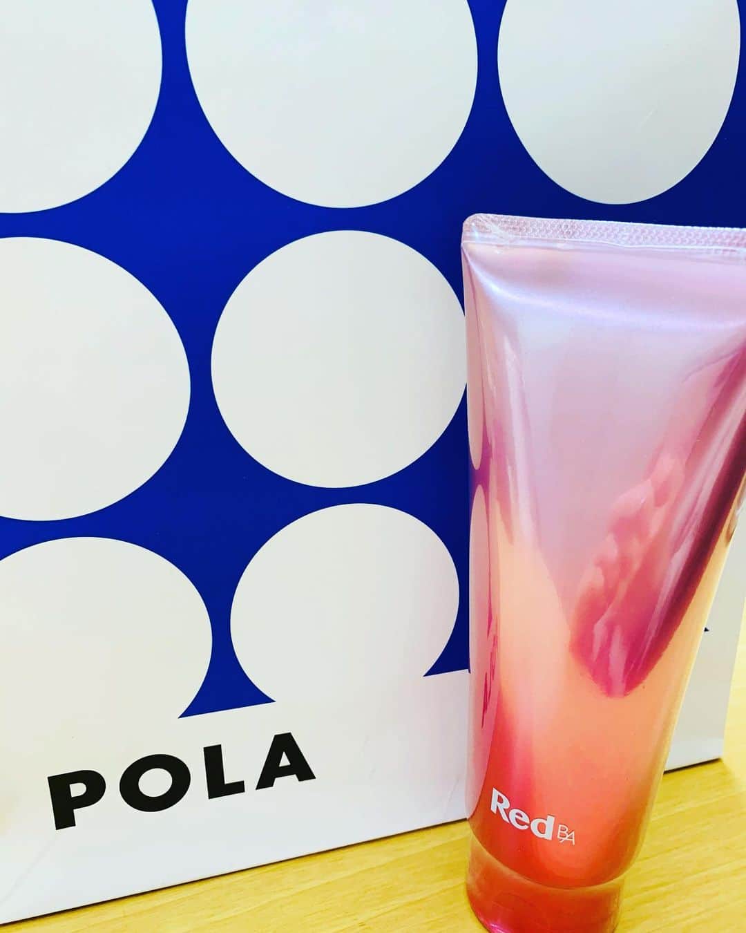 杉本早裕吏のインスタグラム：「・ 外も寒くなり乾燥する季節❄️ そんな時にPOLAのボディークリームを塗ると、お肌がしっとり、もっちりになります🥺💗 そして良い匂い♬  いつもサポートありがとうございます👼 ・ ・ #pola  #polaredba  #ボディークリーム  #ボディケア  #新体操 #フェアリージャパンpola」