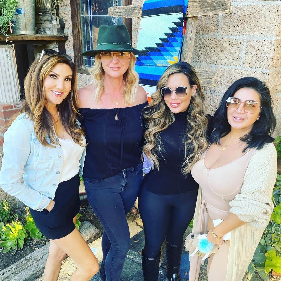 ヘザー・マクドナルドのインスタグラム：「At this restaurant you can only get take out in a bag and take your food to an outdoor picnic table. There are no waiters. If only the cameras caught our juicy Lunch today @oldplace @mercedesjavid @megancatalina @krista_llamas #girls #cutelunch #juicyscoop」