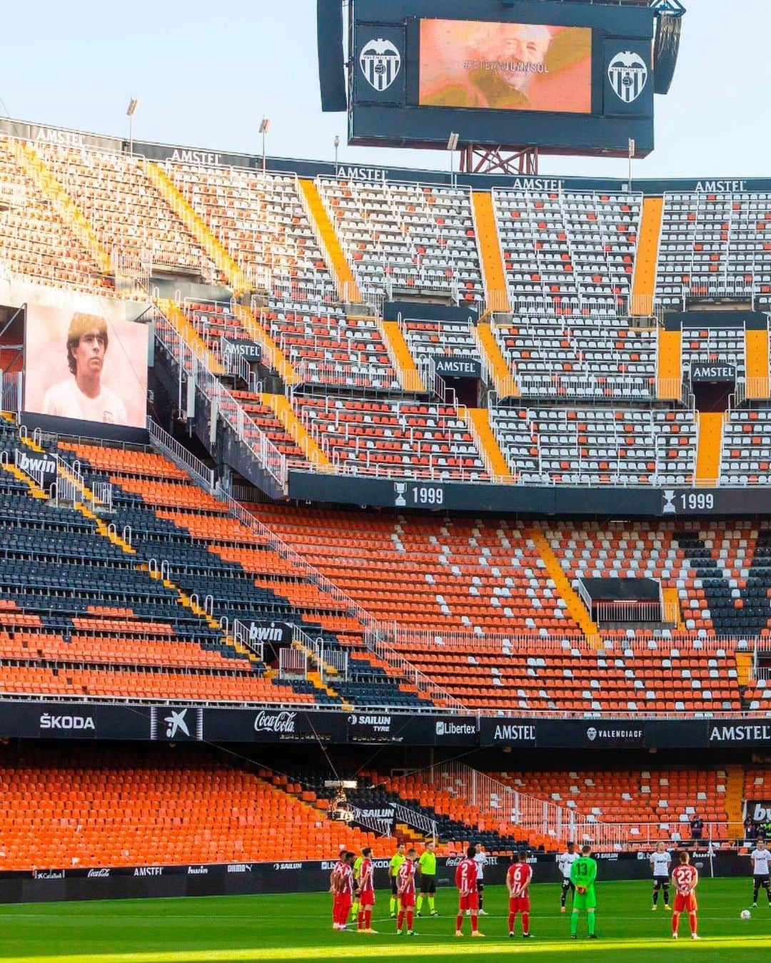 バレンシアCFさんのインスタグラム写真 - (バレンシアCFInstagram)「#EternJuanSol 🖤 #DiegoEterno  ✨ Mestalla held a minute's silence in memory of our beloved Juan Sol and football legend Maradona 🖤🙏🏽  ✨ #Mestalla ha guardado un emotivo minuto de silencio en memoria de dos leyendas: Juan Cruz Sol y Diego Armando Maradona 🙏  #AMUNTValencia #ValenciaAtleti #laliga #matchday #MatchDayVCF」11月29日 1時17分 - valenciacf