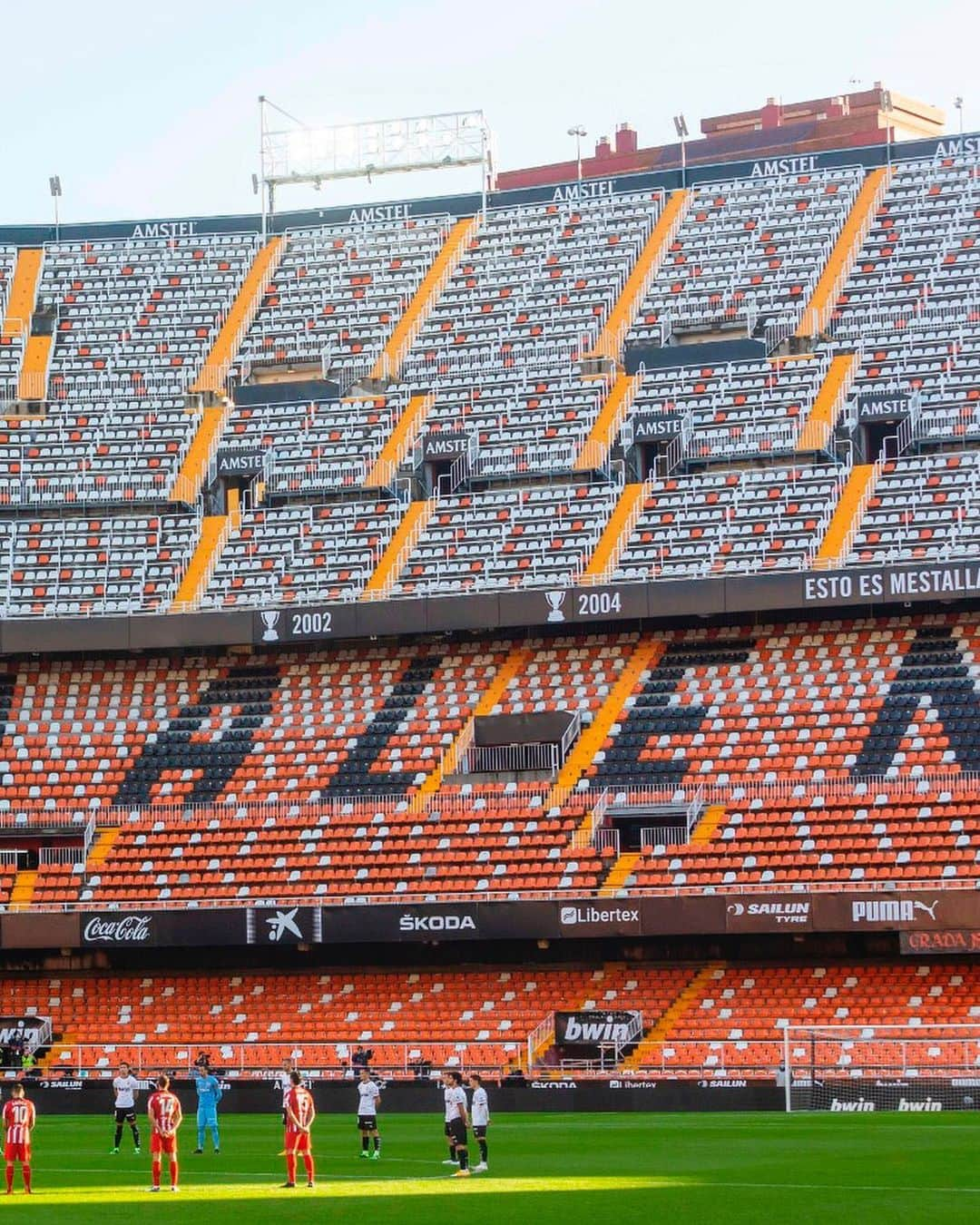 バレンシアCFさんのインスタグラム写真 - (バレンシアCFInstagram)「#EternJuanSol 🖤 #DiegoEterno  ✨ Mestalla held a minute's silence in memory of our beloved Juan Sol and football legend Maradona 🖤🙏🏽  ✨ #Mestalla ha guardado un emotivo minuto de silencio en memoria de dos leyendas: Juan Cruz Sol y Diego Armando Maradona 🙏  #AMUNTValencia #ValenciaAtleti #laliga #matchday #MatchDayVCF」11月29日 1時17分 - valenciacf