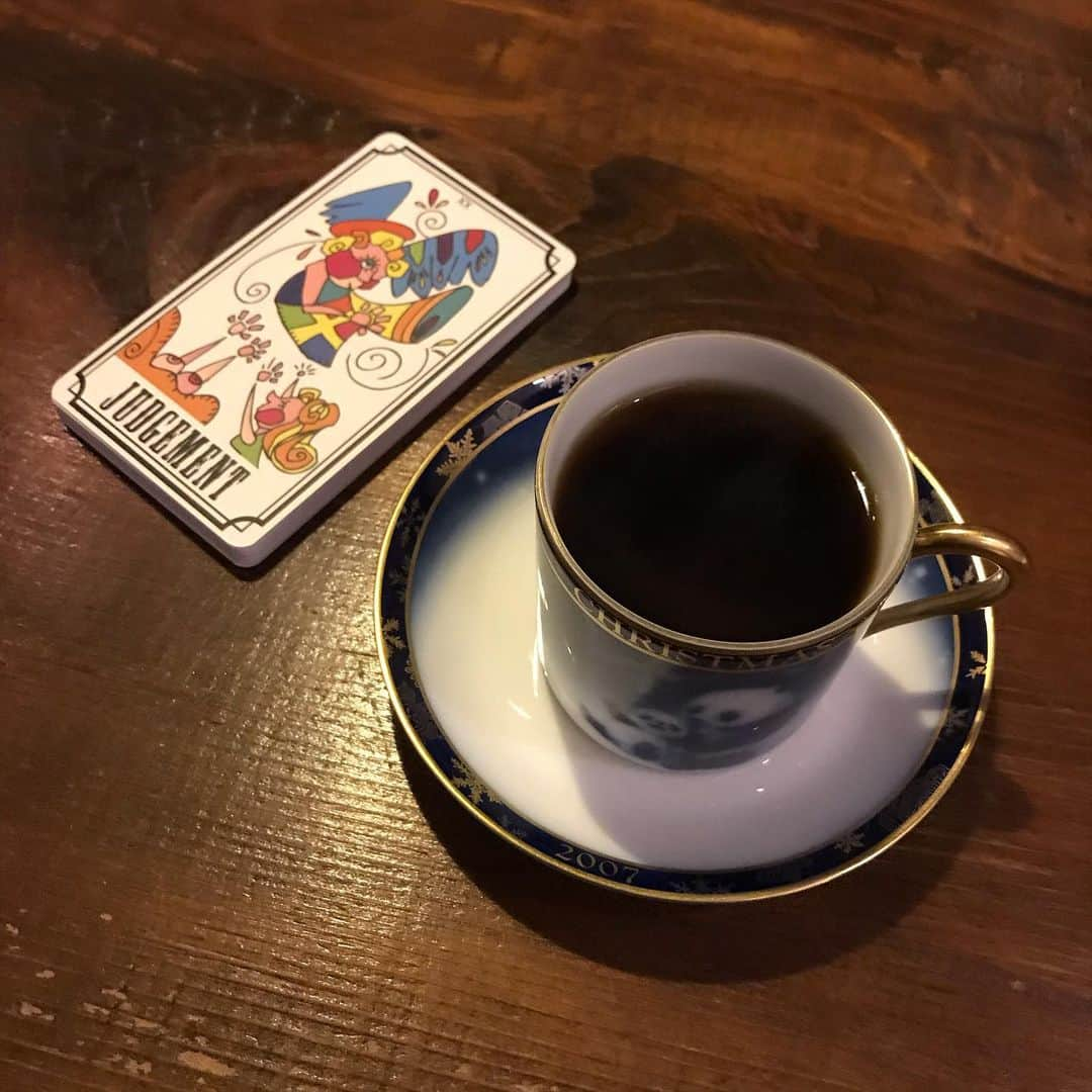 桂さんのインスタグラム写真 - (桂Instagram)「直感に従え  #porcelain #okuratouen #limitededition #pandafamily #christmasversion #tarot #tarotcard#tarotdeck #tarotdetectivebobnishida #theballadoftarot #judgement #coffee #butterblendcoffee #danke #磁器 #大倉陶園 #パンダ #クリスマス #タロット #タロット探偵ボブ西田 #逆位置のバラッド #審判 #コーヒー #バターブレンドコーヒー #ダンケ」11月29日 1時12分 - astrology_tarot