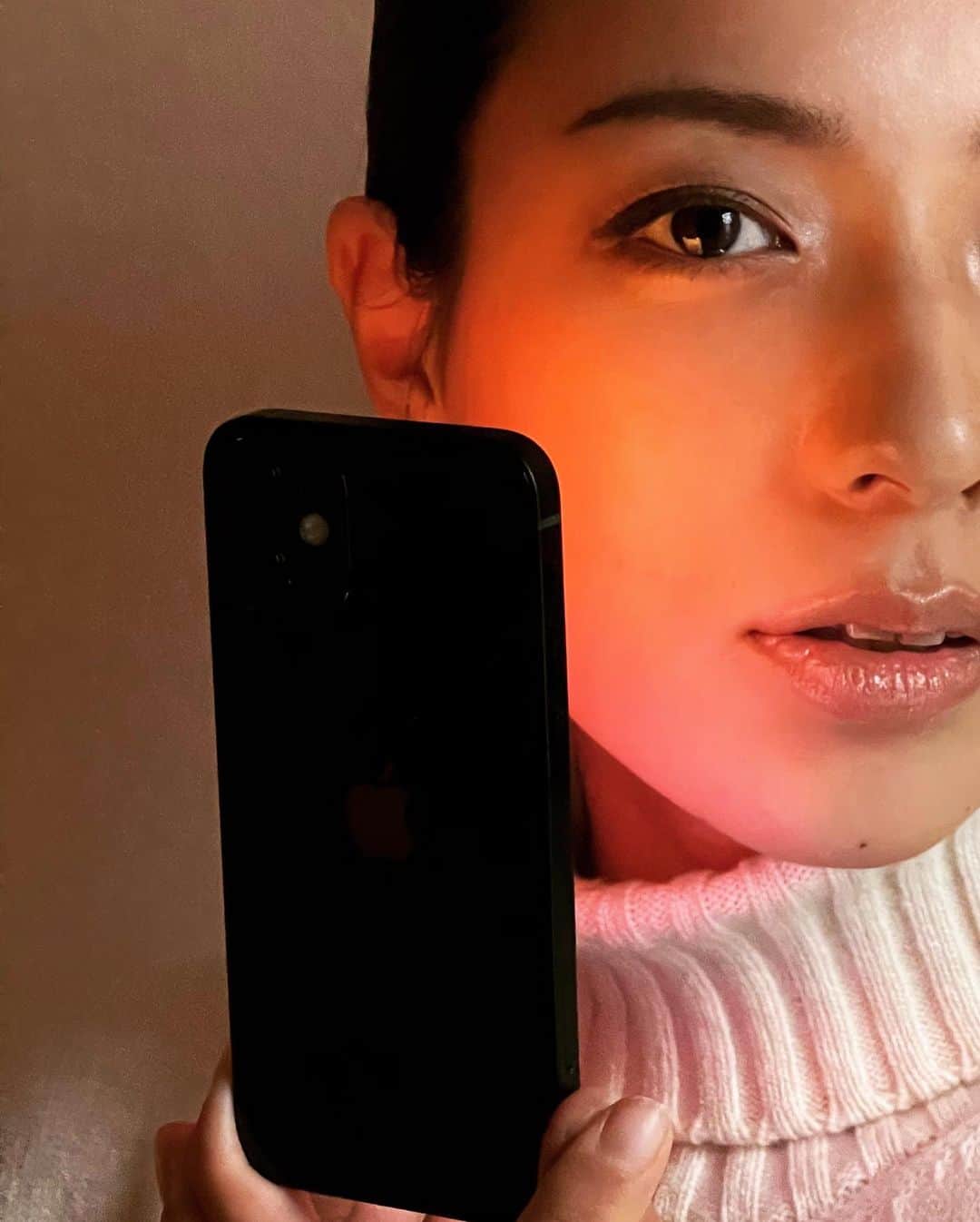 小瀬田麻由のインスタグラム：「iPhone12 @apple @nobihaya   https://www.itmedia.co.jp/pcuser/articles/2011/09/news152.html  https://www.fashionsnap.com/article/2020-11-13/iphone12-review-nobi/  #iphone12」