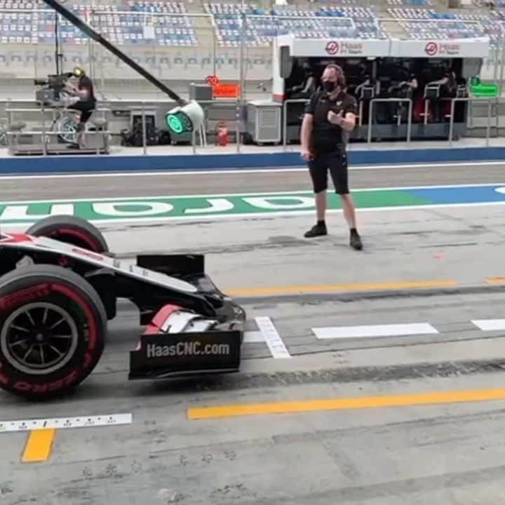 ロマン・グロージャンのインスタグラム：「It's all about managing rear tyre temp 😂💯 #r8g」