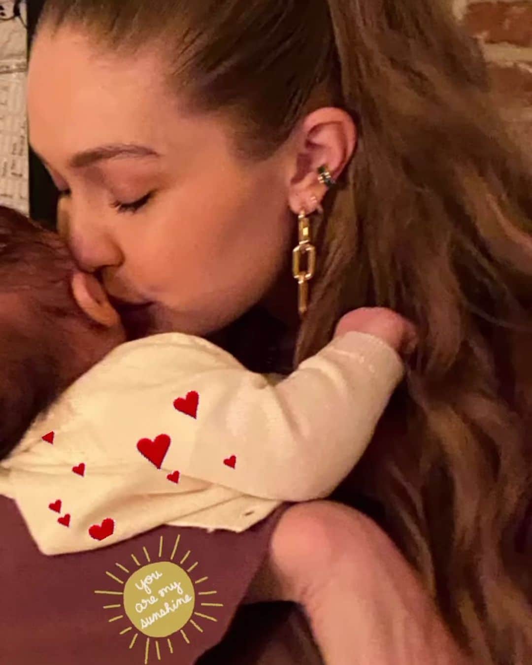 Just Jaredさんのインスタグラム写真 - (Just JaredInstagram)「So sweet! Gigi Hadid’s mom Yolanda shared this new photo of the model with her newborn daughter from the family’s Thanksgiving celebrations. #GigiHadid Photo: @yolanda.hadid」11月29日 1時16分 - justjared
