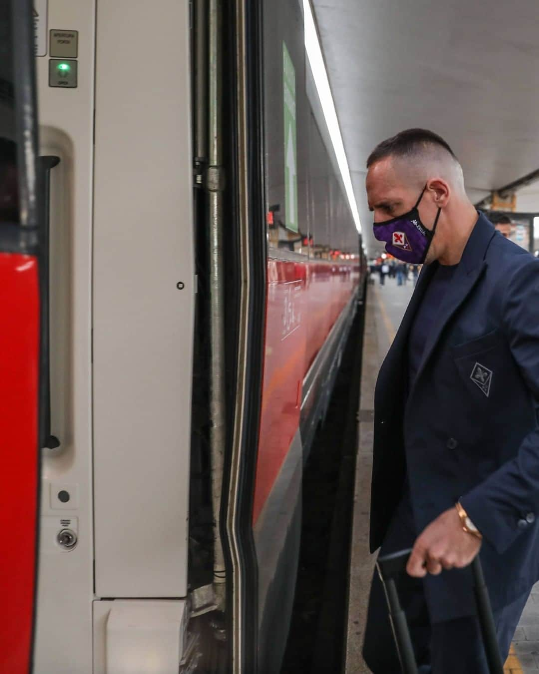 ACFフィオレンティーナさんのインスタグラム写真 - (ACFフィオレンティーナInstagram)「🚂 Milano 🔜 🔛 #MilanFiorentina  #ForzaViola 💜 #Fiorentina #ACFFiorentina #Ribery #Castrovilli #Lirola」11月29日 1時27分 - acffiorentina