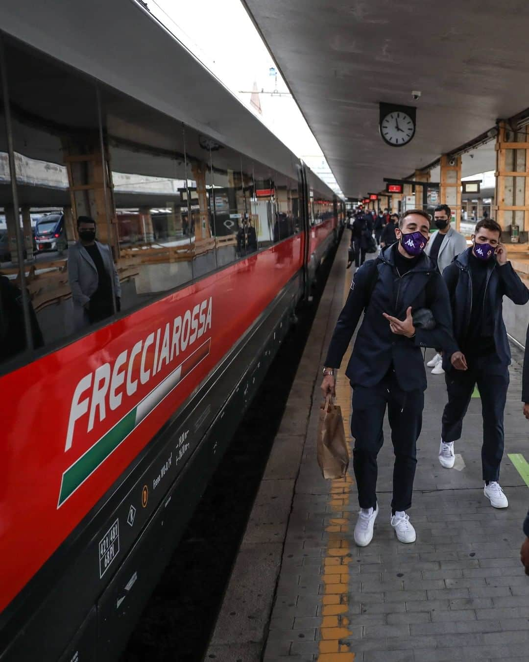 ACFフィオレンティーナさんのインスタグラム写真 - (ACFフィオレンティーナInstagram)「🚂 Milano 🔜 🔛 #MilanFiorentina  #ForzaViola 💜 #Fiorentina #ACFFiorentina #Ribery #Castrovilli #Lirola」11月29日 1時27分 - acffiorentina