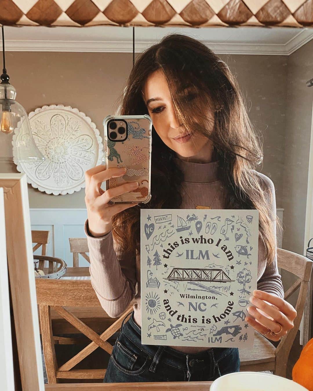ケイト・ボイージェルのインスタグラム：「Happy small business Saturday! Take 20% off the whole KV shop this weekend (including custom handwritten watercolor lyrics - you choose the song and the color!) all weekend with code BF2020 🎉 I’m so incredibly grateful for all of your amazing support and can’t tell you how much it means that so many of you are shopping small this year 💛  .  the print in this pic is the first limited edition piece in my “This Is Home” series, a collection where I’ll be making art based on different places I’ve called ‘home’ over the years. This first one pays homage to Wilmington, NC, where I lived for 4 years filming “One Tree Hill.” It features the famous Wilmington bridge (which I heard is being torn down this year? 😭) and some little illustrations that represent my favorite things about the town 🌊  .  Swipe to see some of the other shop items that are restocked this weekend and included in the sale! I have a limited number of “Manhattan From The Sky” painted song prints, a handful of “Sweet Silver Lining” prints, plus “This Is Home” Wilmington bridge tees and a bunch of other fun stuff ✨🎶🎨 head to the link in my bio to shop!  .  https://www.katevoegele.com/merch」