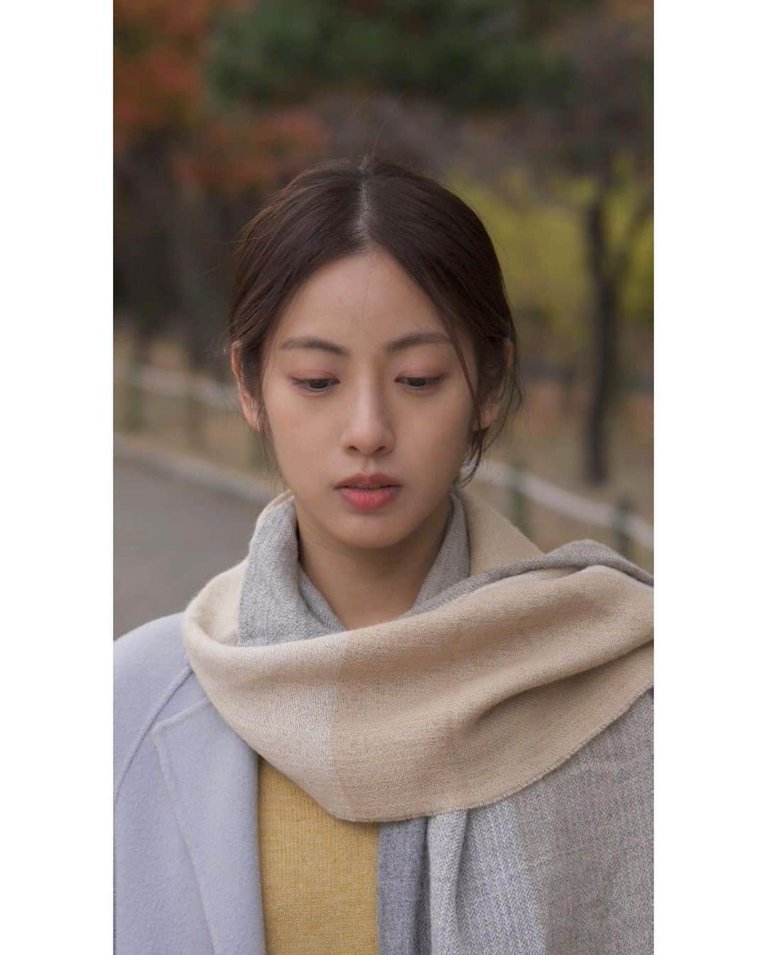 パン・ソヨンのインスタグラム：「. 제5회 충무로 영화제 THE CMR - 디렉터스 위크   저는 개막작 'The CMR' 에서 <파동 인식>이라는 작품에 출연했어요   영화 '블라인드' '순수의 시대' '나는 증인이다' 연출하신 안상훈감독님과 김태균배우님과 함께 했습니다.  NAVER TV 에서 12월1일 12시 개막작으로 인사드려요 물론 무료로 보실 수 있어요 😘  개막작은 장편 옴니버스로 제가 출연한 작품 포함  총15개의 단편을 함께 보실 수 있어요 ! 개막작의 특별한 점은 바로 바로 세로로 보는 영화라는 점 📱✔️  같은 날인 1일 저녁 7시에는  네이버TV와 줌zoom 으로 진행되는 '한숨 토크'에  저도 참여할 것 같아요🙋🏻‍♀️  12월1일부터 5일까지  좋은 영화들과 멋진 감독님들이 함께하는 다양한 순간들 NAVER TV 에서 충무로 영화제 함께 해요💋  ✅NAVER TV  ✅틱톡   #TheCMR#충무로영화제 #충무로영화제디렉터스위크  #충무로#중구  #감독#안상훈 #배우#반소영#김태균」