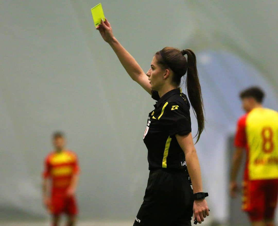 Karolina Bojarさんのインスタグラム写真 - (Karolina BojarInstagram)「Reckless 🟨🙅🏻‍♀️  Photo @jagielloniabialystok 📸 #yellowcard #match #football #referee #CLJ #JagielloniaBialystok #GornikZabrze #womanreferee #reckless」11月29日 1時24分 - bojarmeow