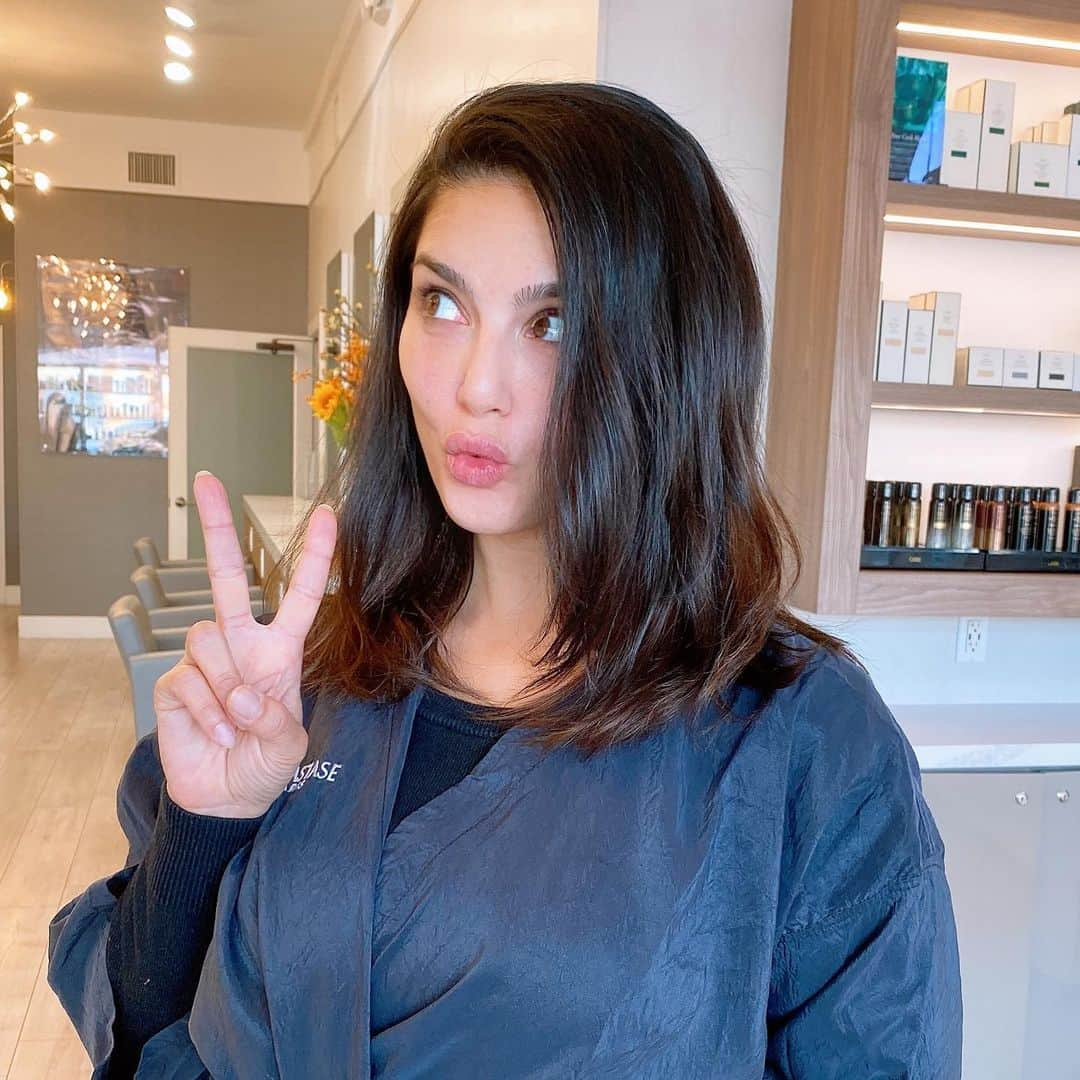 サニー・レオーネさんのインスタグラム写真 - (サニー・レオーネInstagram)「Missing my beauteous girl @nuria.contreras   Before and after or here is “after then before” :) love my cut and colour! Thanks girl!」11月29日 1時33分 - sunnyleone