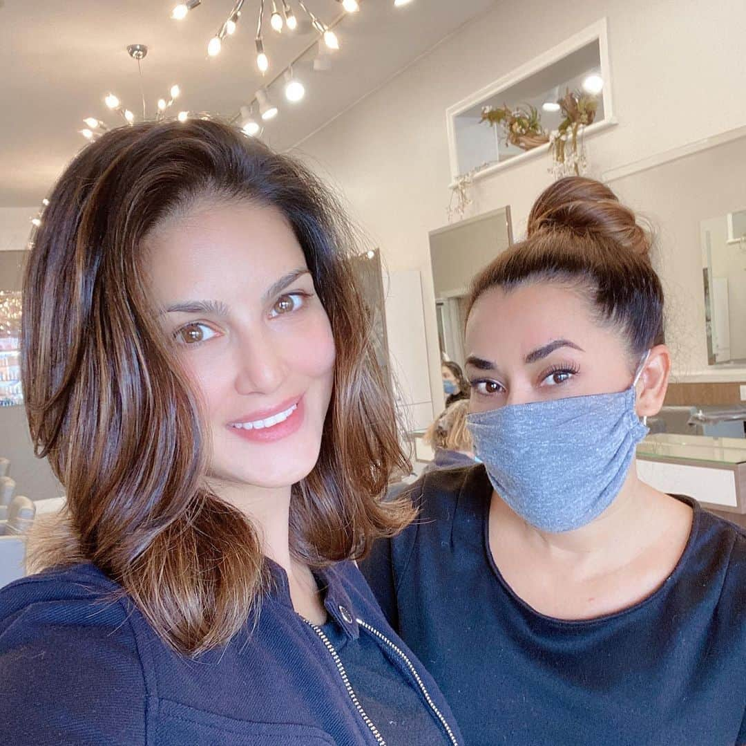 サニー・レオーネさんのインスタグラム写真 - (サニー・レオーネInstagram)「Missing my beauteous girl @nuria.contreras   Before and after or here is “after then before” :) love my cut and colour! Thanks girl!」11月29日 1時33分 - sunnyleone