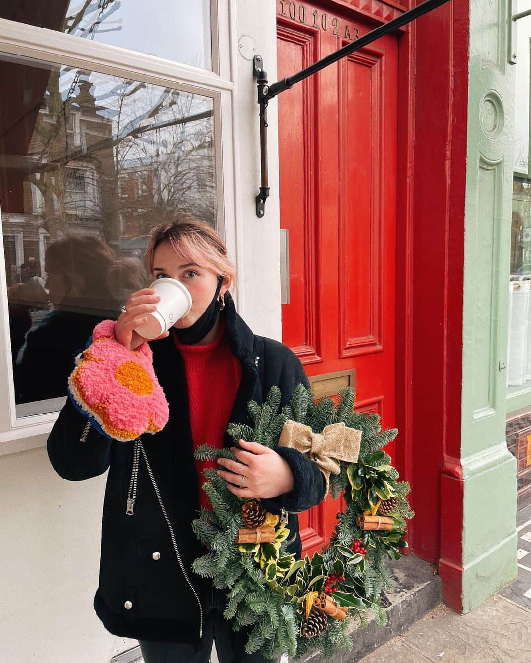 Arden Roseのインスタグラム：「Took my outdoor exercise today to get a chai tea latte and a wreath. I refuse to NOT exhibit Christmas cheer any longer! I REFUSE. (Also peep that cute handmade bag from @kniteyknitey that I bought for myself as a quaran-treat [work shopping that phrase] and can you believe I just used brackets correctly?! [don’t tell me otherwise if I didn’t])」