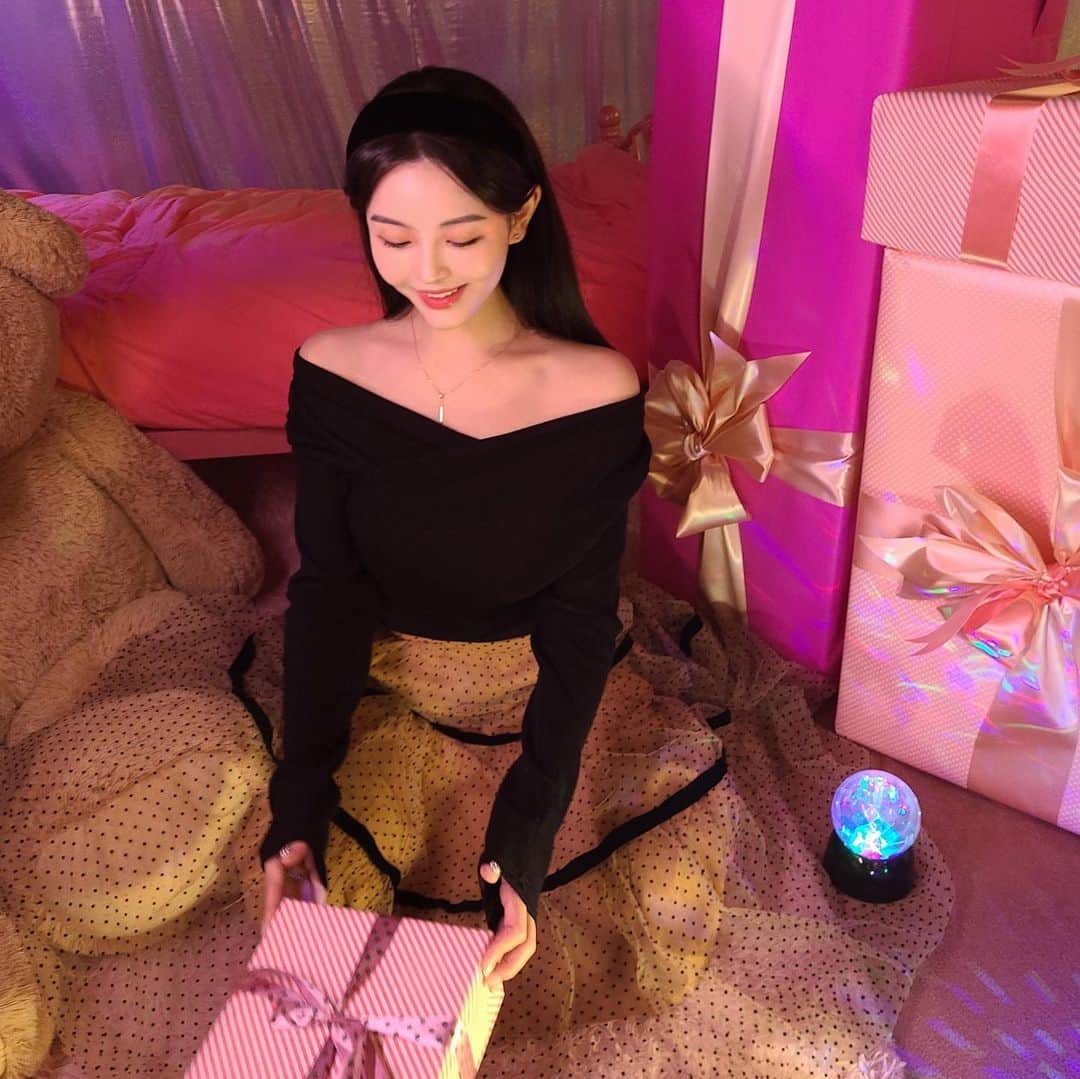 Chuuのインスタグラム：「🎀츄X셀럽쇼퍼🎀  셀럽쇼퍼 @pinkjjelly 핑글님과 함께하는 홈파티 패션✨  집 밖은 나갈 수 없지만 집에서 연말 분위기❄️✨❣️ 핑글님의 코디 중 업뎃 전부터 문의 많이 받은 샤 스커트!   스커트의 볼륨감과 도트패턴 포인트로 이번 연말, 어떤 상의와 입더라도 샤방샤방 예쁘게 만들어줄 롱롱 스커트💖 샤 스커트 입고 오늘부터 공주💃🏻  #chuu#츄#셀럽쇼퍼#홈파티#데이트룩#샤스커트」