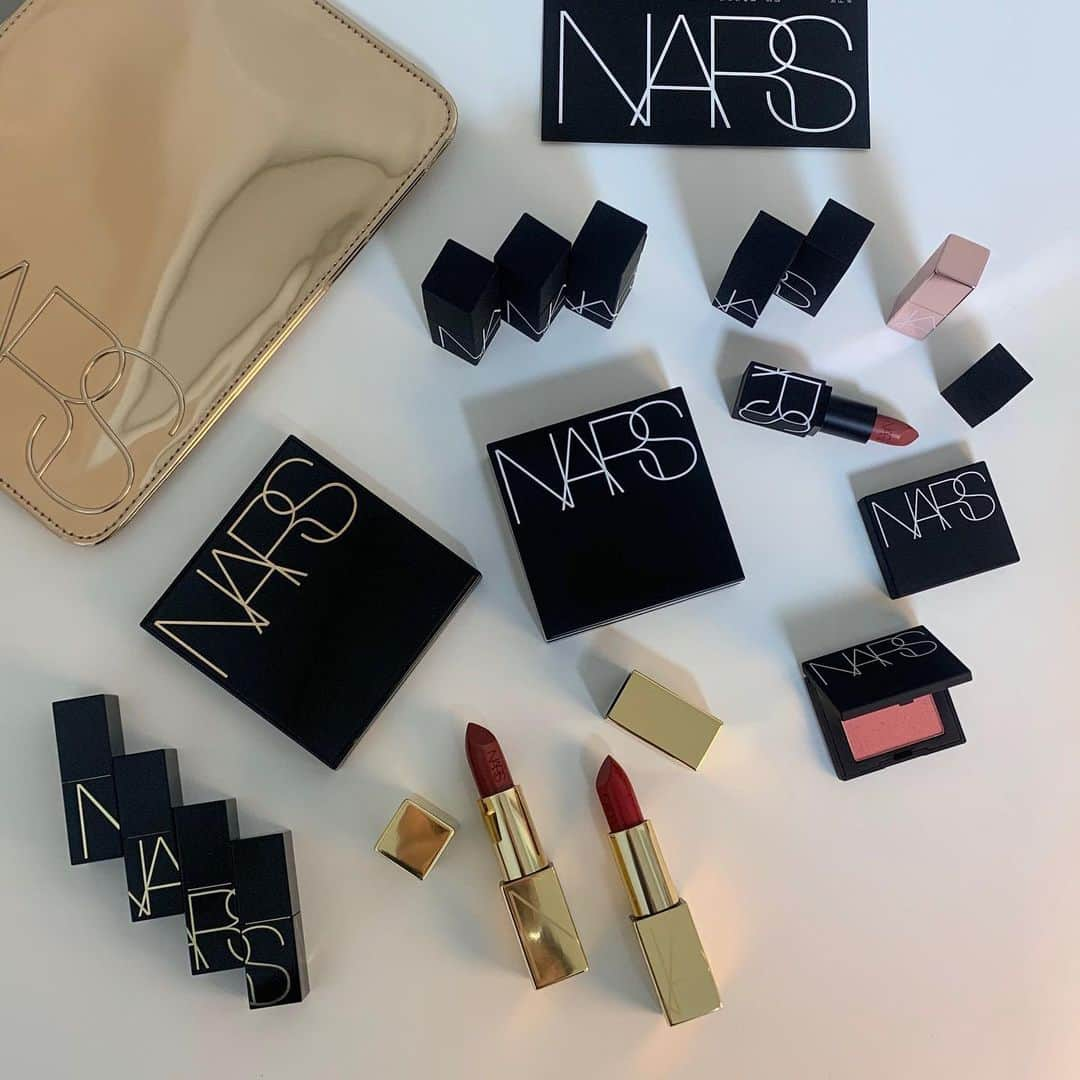 スビンさんのインスタグラム写真 - (スビンInstagram)「#유료광고 #NARS 제가 사용한 나스 2020 홀리데이 제품은 결광쿠션인 네츄럴 래디언트 롱웨어 쿠션 파운데이션 with 골드 쿠션 퍼프 + 브이아이피 어데이셔스 립스틱 MONA 컬러 + 아이코닉 글로우 치크 듀오 속 LAGUNA(섀도우,쉐딩)/ORGASM(블러셔)에요 :} 브이아이피 어데이셔스 립스틱은 베스트셀링 5컬러를 리미티드 골드 에디션으로 아이코닉 글로우 치크 듀오는 홀리데이 한정 오버사이즈로 나왔어요 이외에도 다양한 제품들이 많이 나왔으니 연말 선물 구경가보세요오   #나스 #나스2020홀리데이 #크리스마스선물 #결광쿠션 #이하이쿠션 #NARS10 #narsissist」11月29日 1時42分 - sooviin38